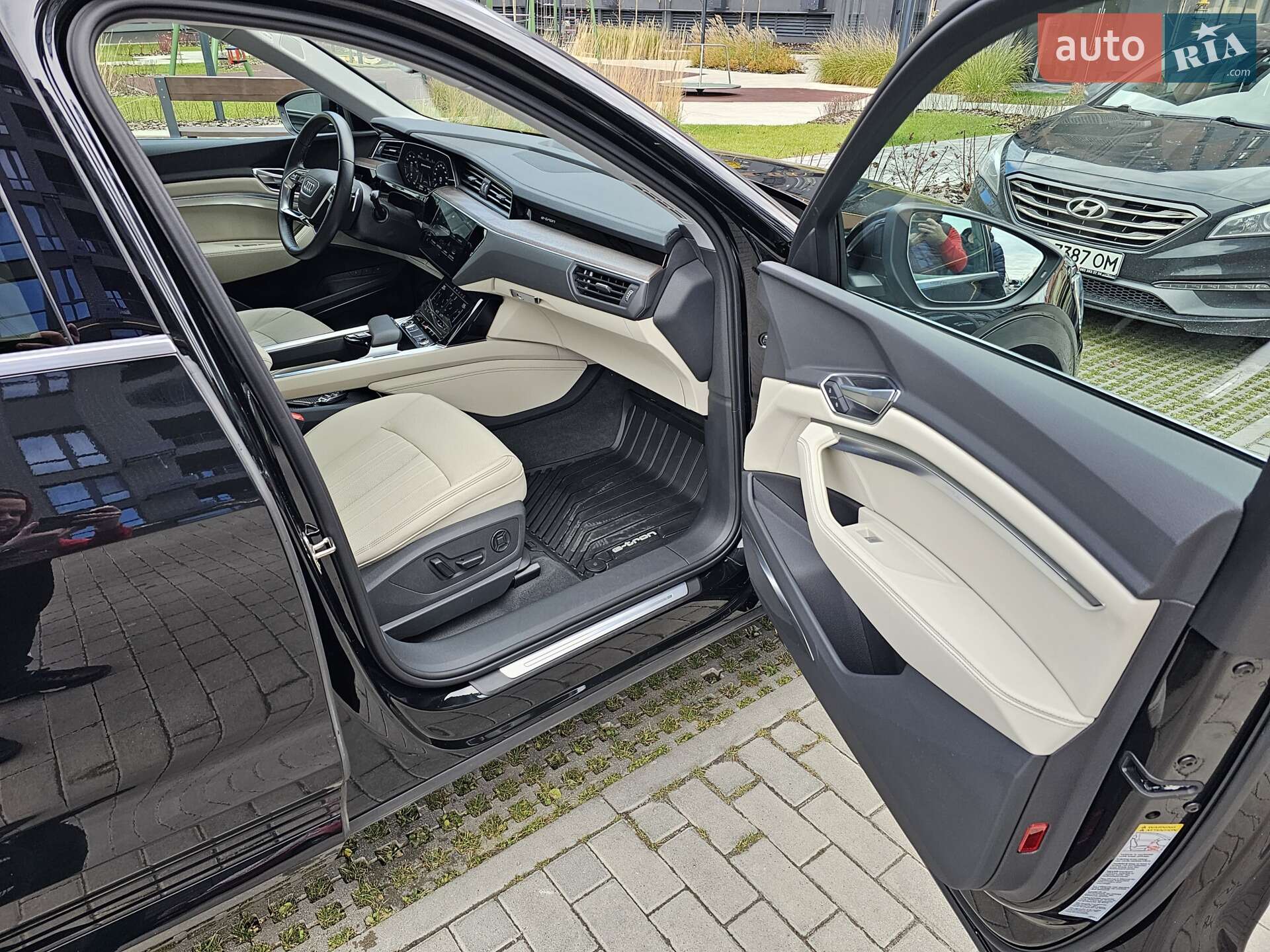 Audi e-tron 2021 VIN WA1LAAGE2NB011136 фото оголошення 18 з 37