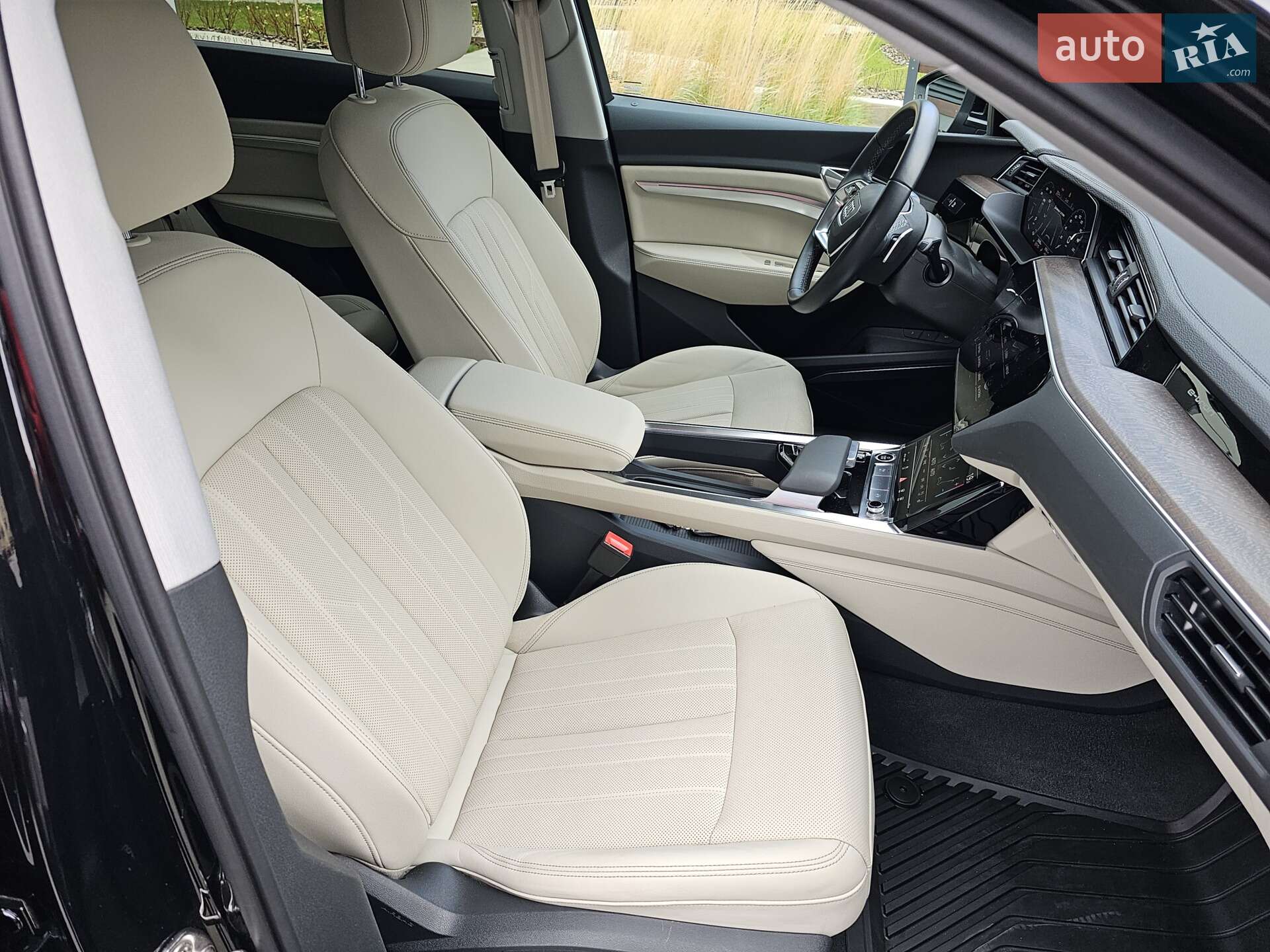 Audi e-tron 2021 VIN WA1LAAGE2NB011136 фото оголошення 19 з 37