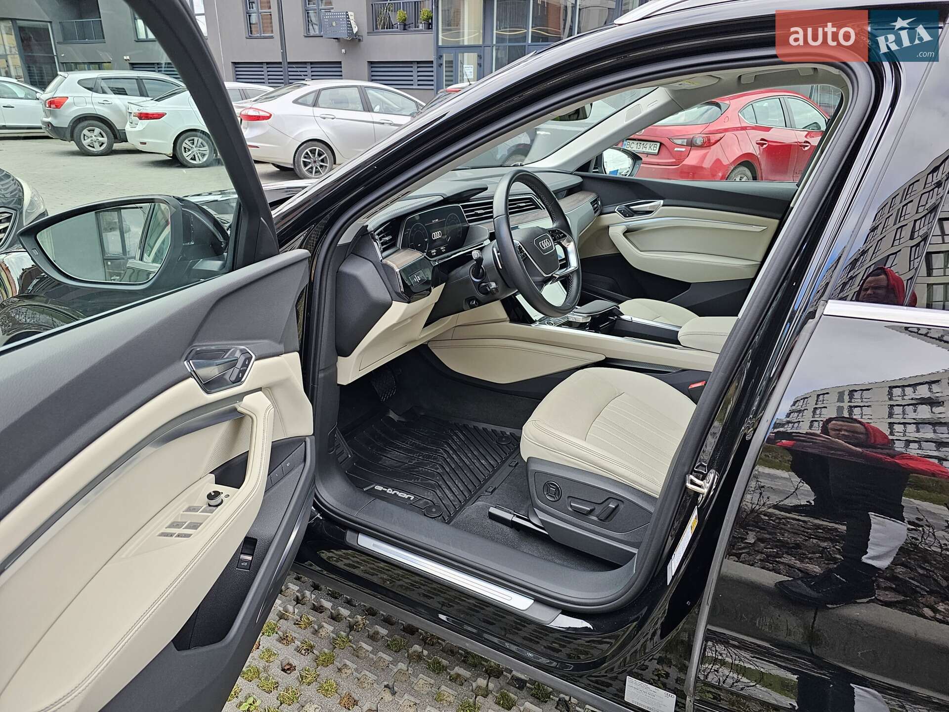 Audi e-tron 2021 VIN WA1LAAGE2NB011136 фото оголошення 31 з 37