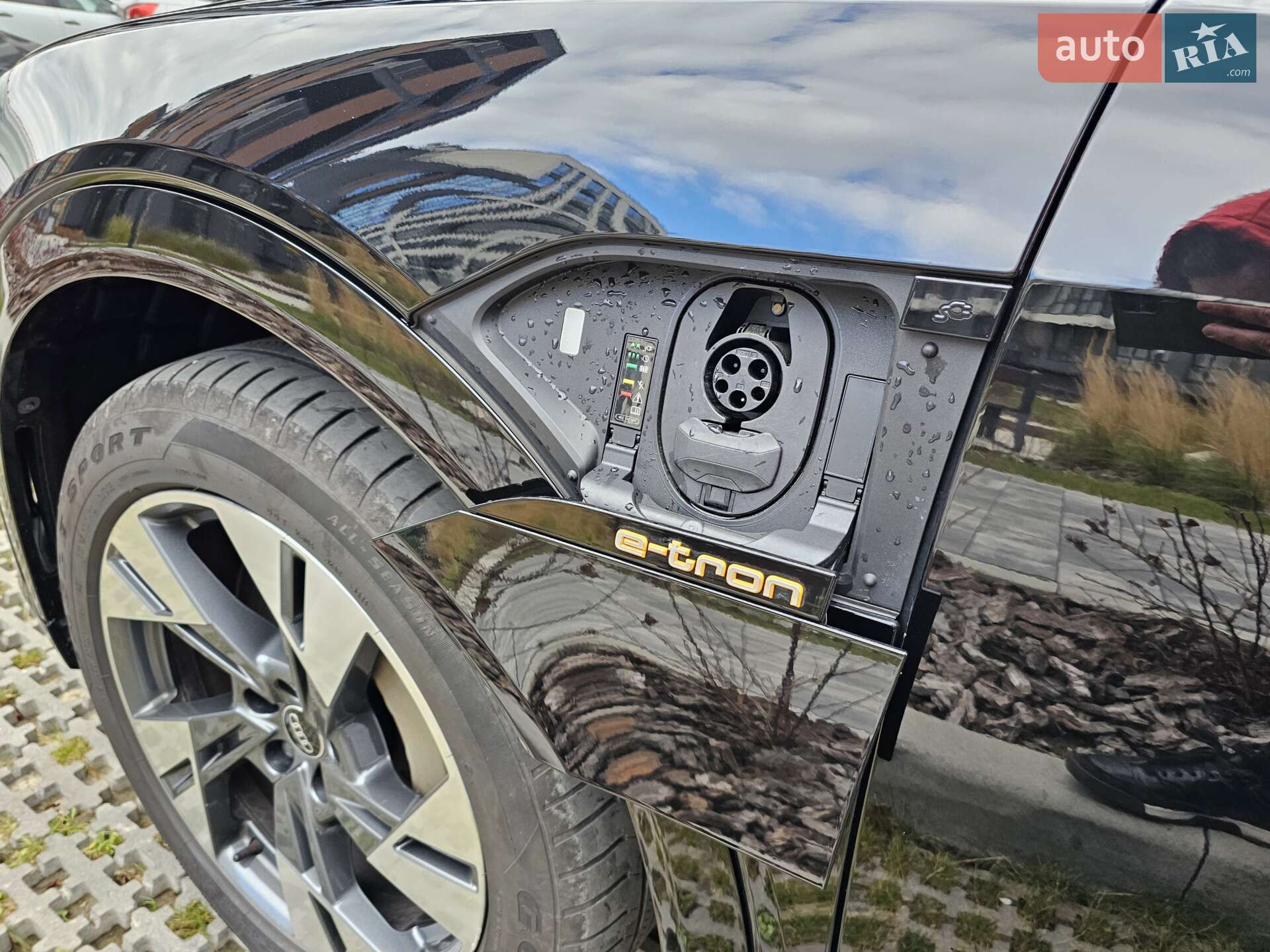 Audi e-tron 2021 VIN WA1LAAGE2NB011136 фото оголошення 32 з 37