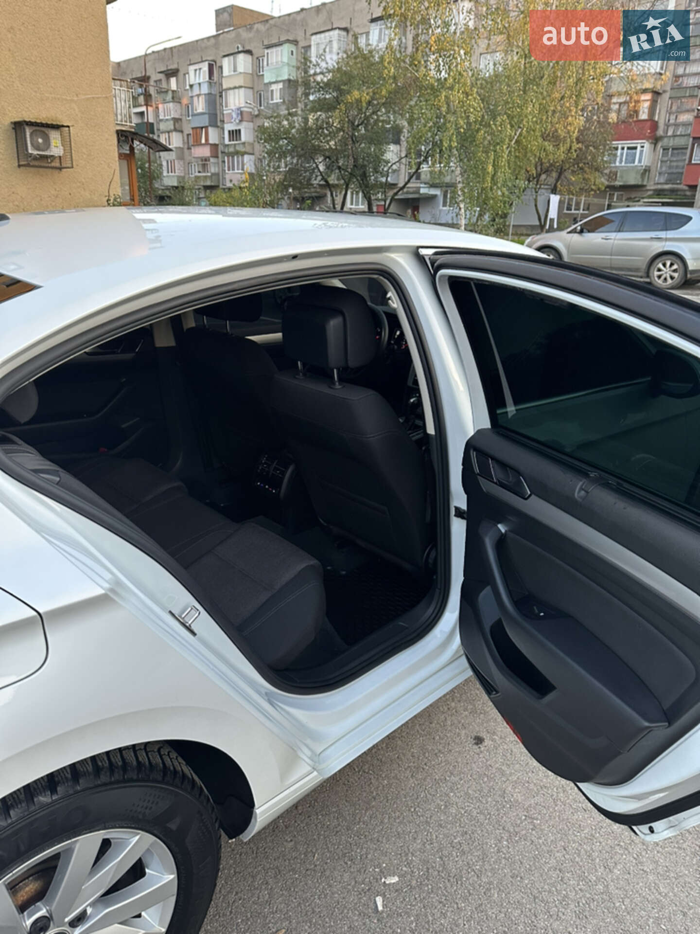 Volkswagen Passat 2018 VIN WVWZZZ3CZJE210136 фото оголошення 8 з 19
