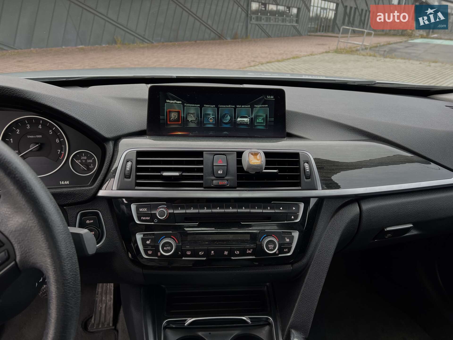 BMW 3 Series 2017 VIN WBA8E5G36HNU44402 фото оголошення 9 з 17