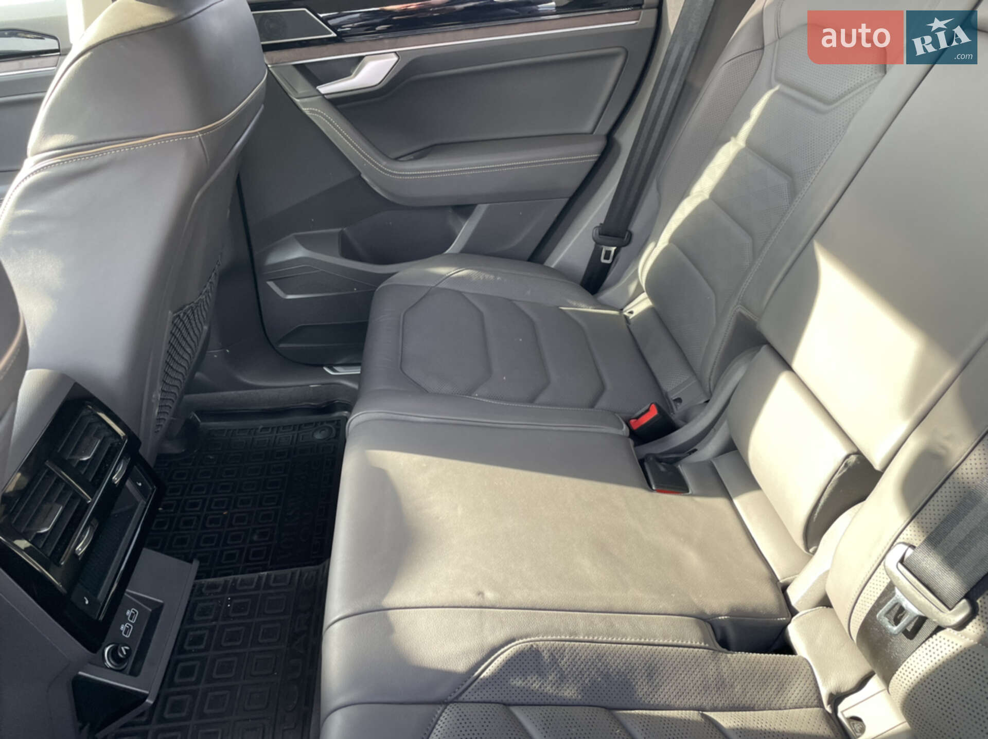 Volkswagen Touareg 2019 VIN WVGZZZCRZKD046810 фото оголошення 11 з 16