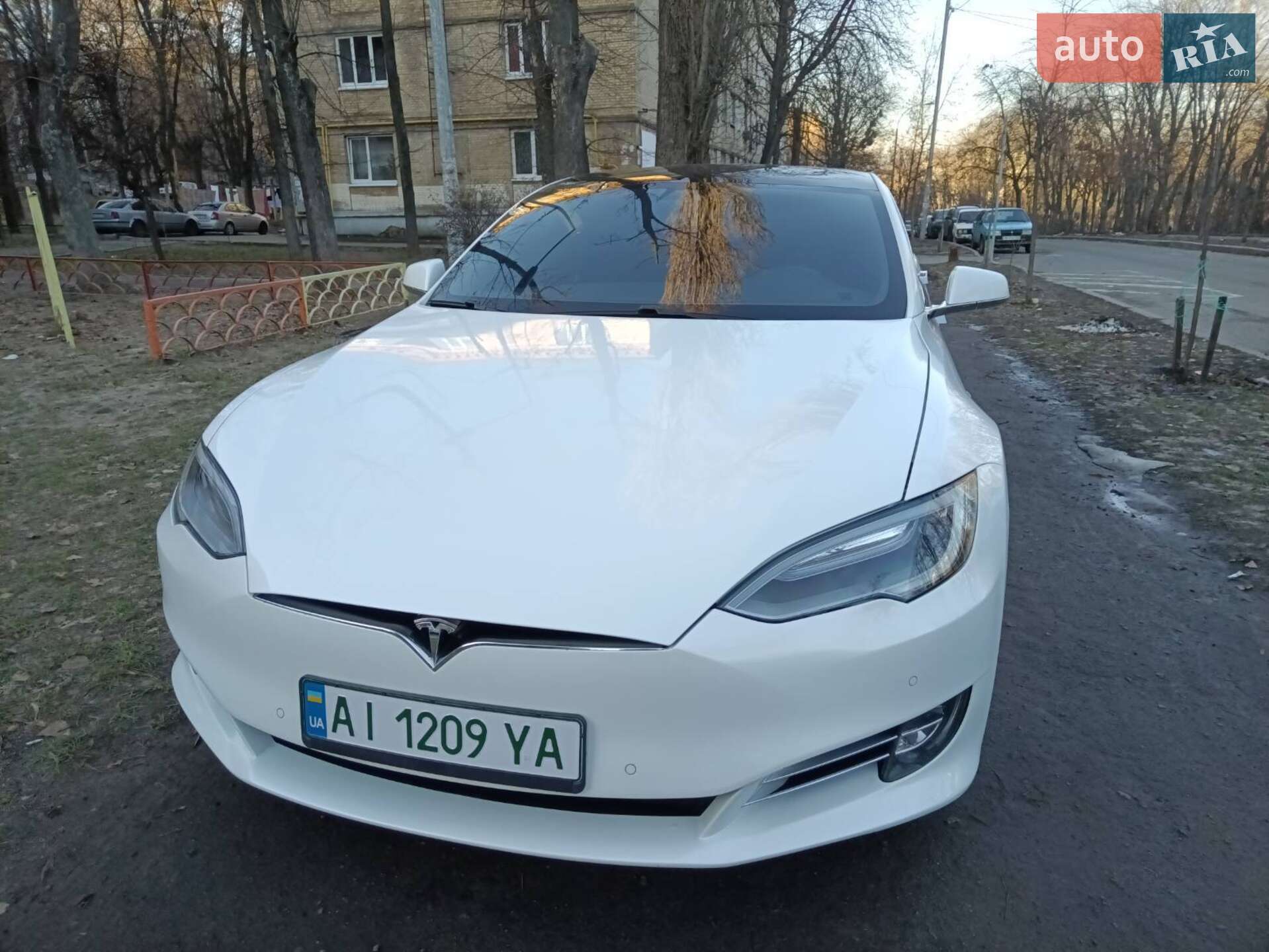 Tesla Model S 2018 VIN 5YJSA1E29JF281840 фото оголошення 6 з 21
