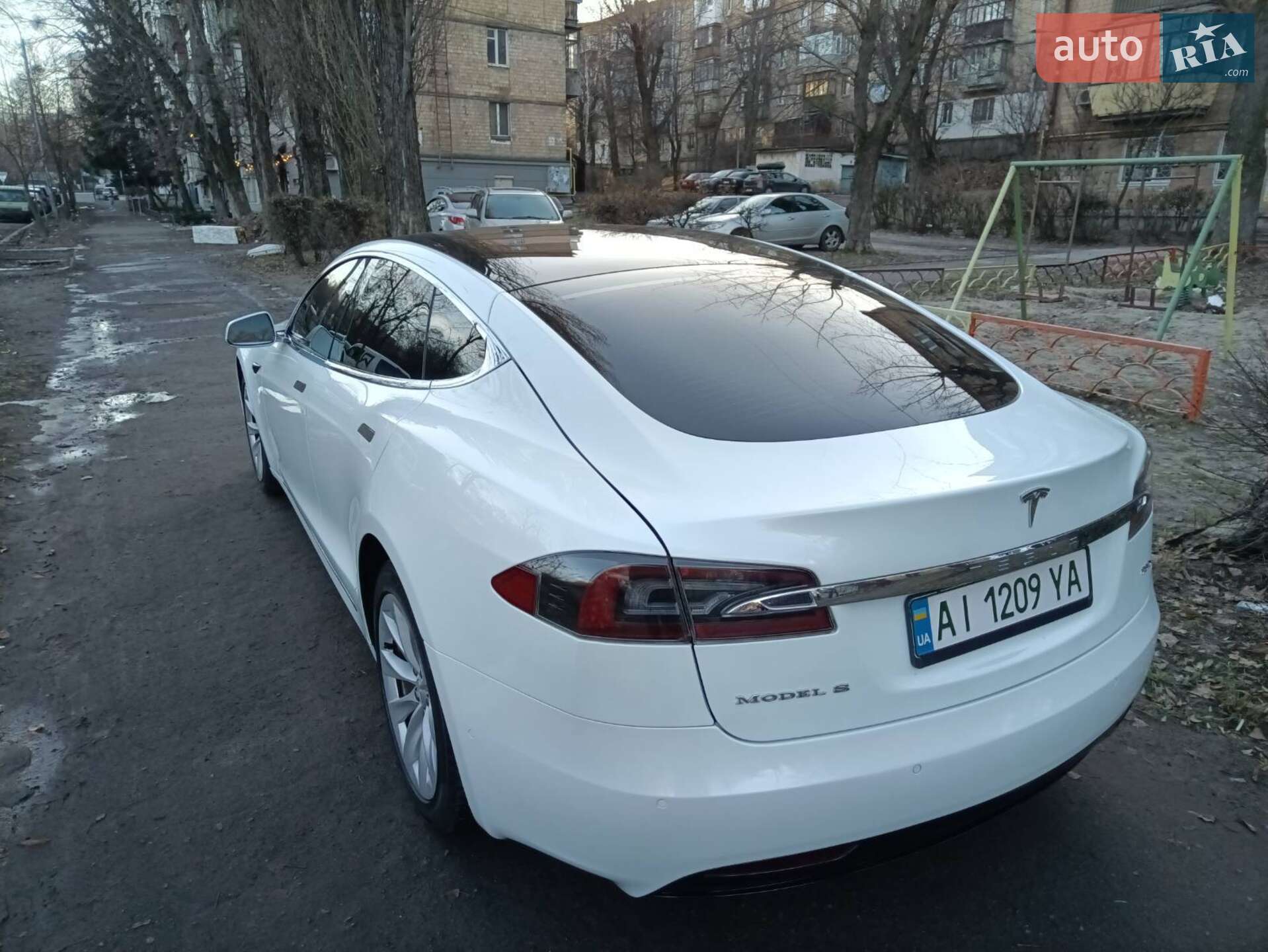 Tesla Model S 2018 VIN 5YJSA1E29JF281840 фото оголошення 13 з 21