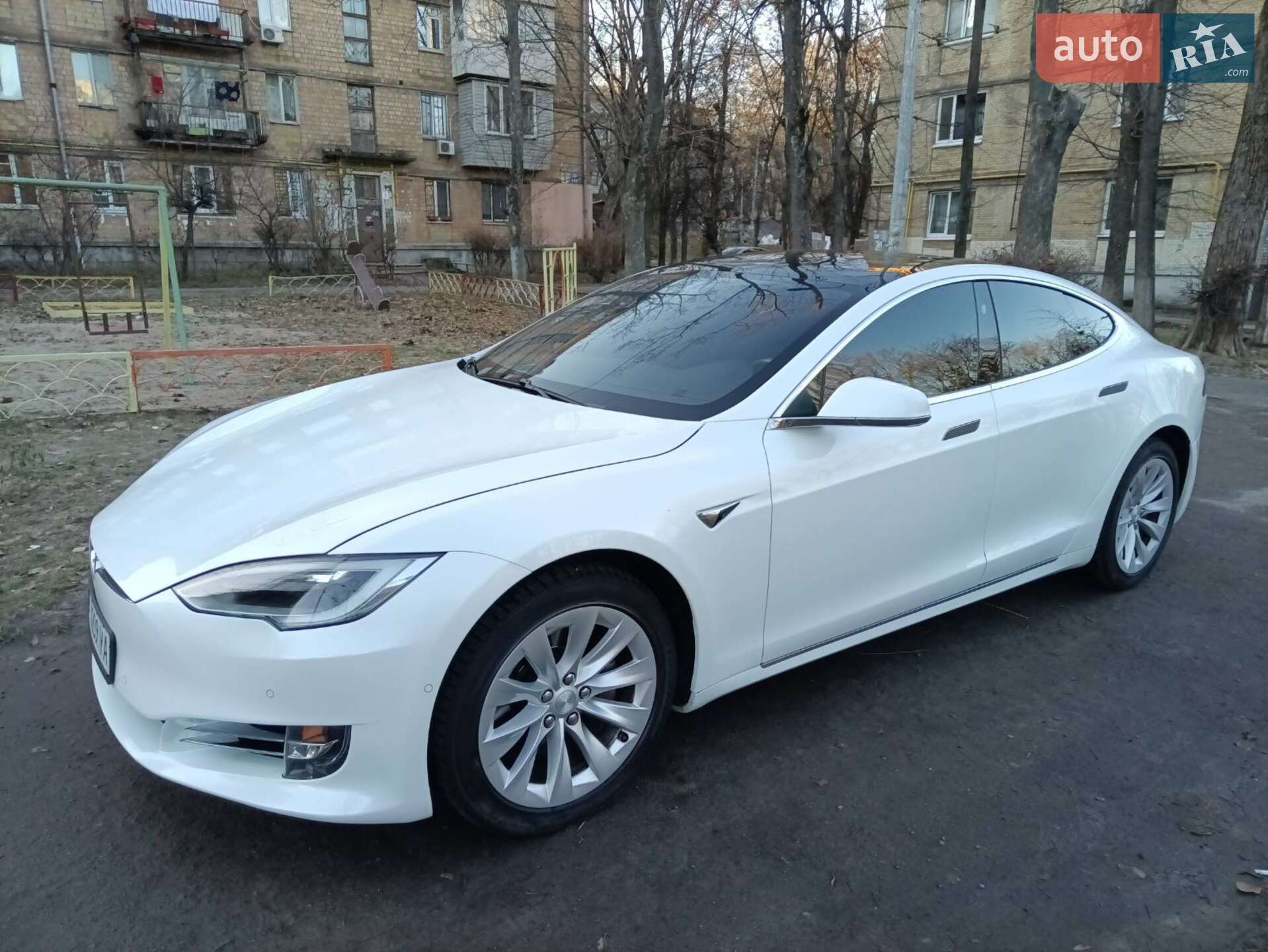 Tesla Model S 2018 VIN 5YJSA1E29JF281840 фото оголошення 16 з 21