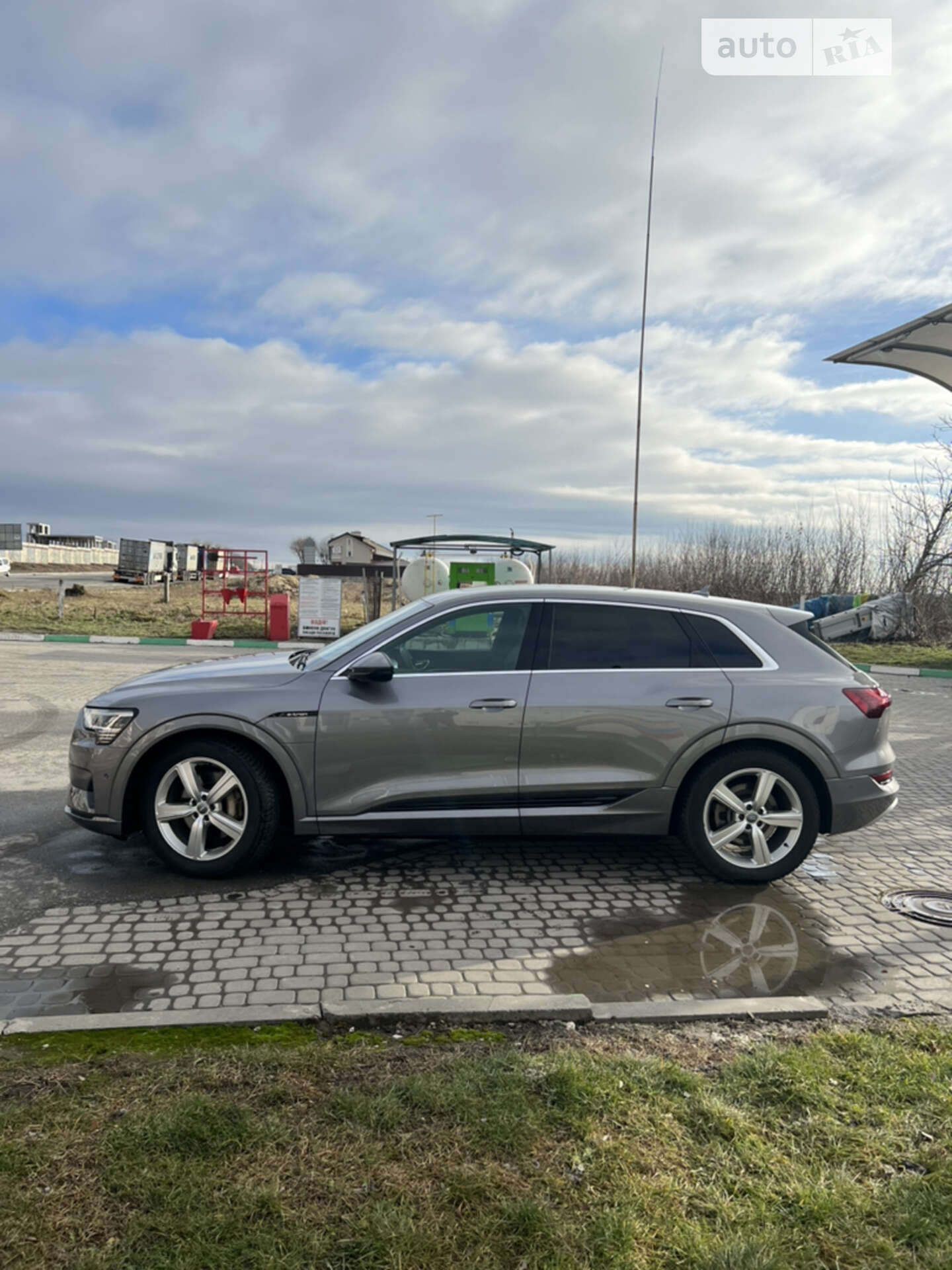 Audi e-tron 2019 VIN WAUZZZGE0KB018795 фото оголошення 14 з 47
