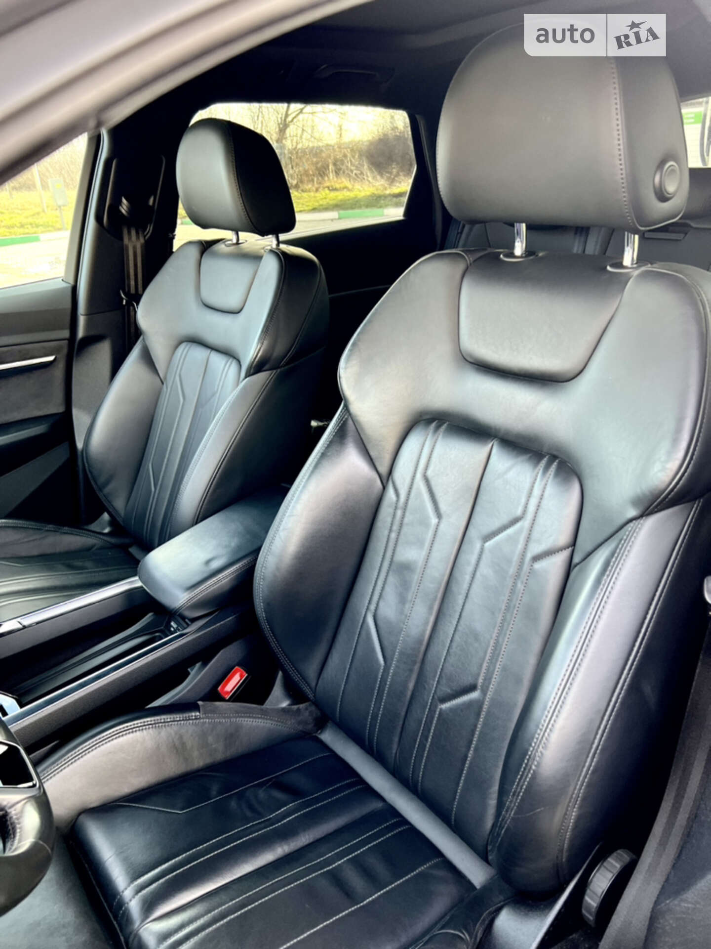 Audi e-tron 2019 VIN WAUZZZGE0KB018795 фото оголошення 17 з 47