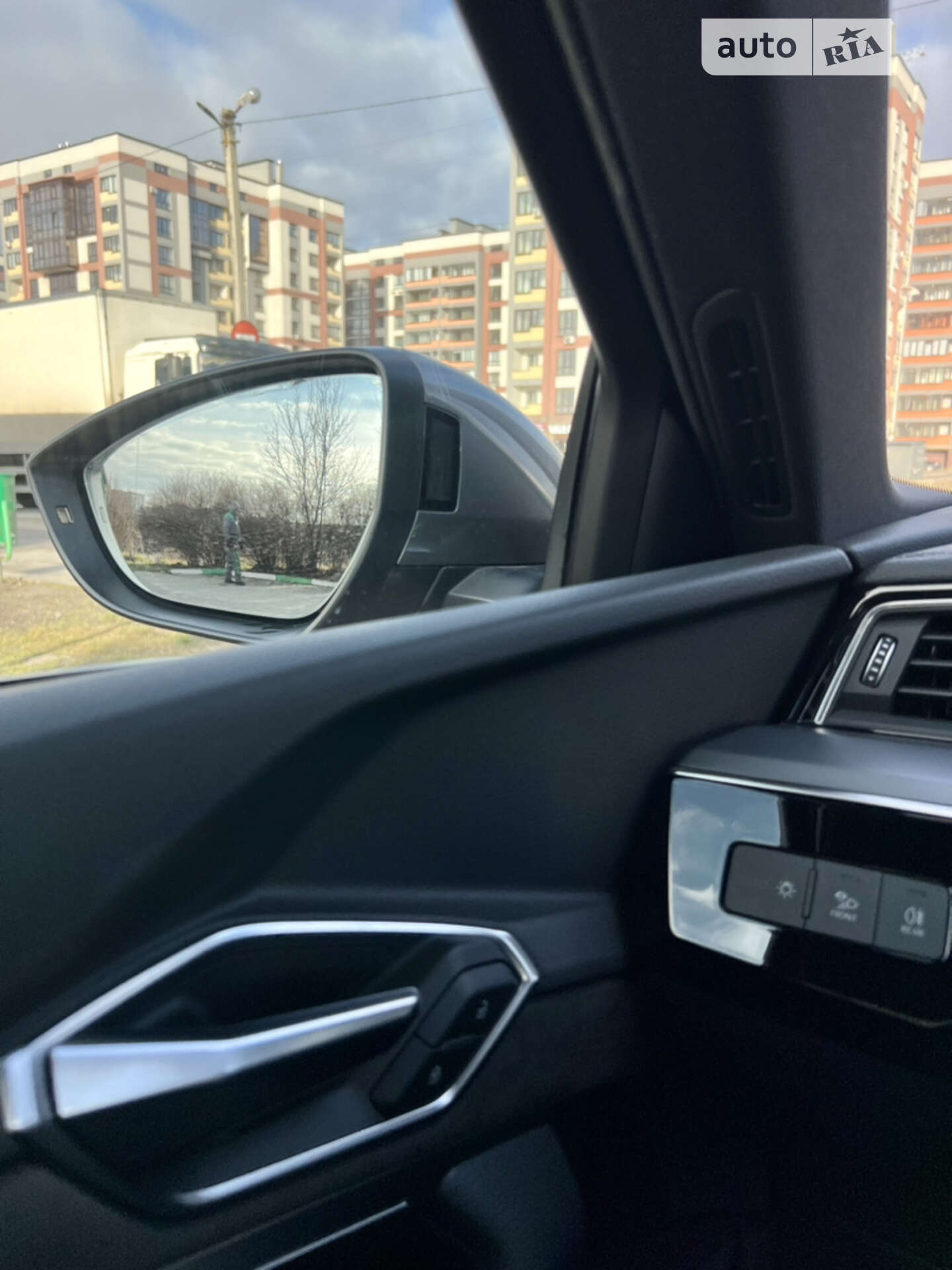 Audi e-tron 2019 VIN WAUZZZGE0KB018795 фото оголошення 35 з 47
