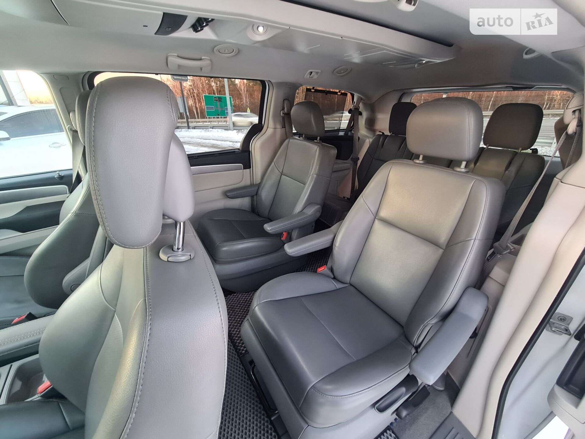 Volkswagen Routan 2013 VIN 2C4RVABG4DR725377 фото оголошення 2 з 7