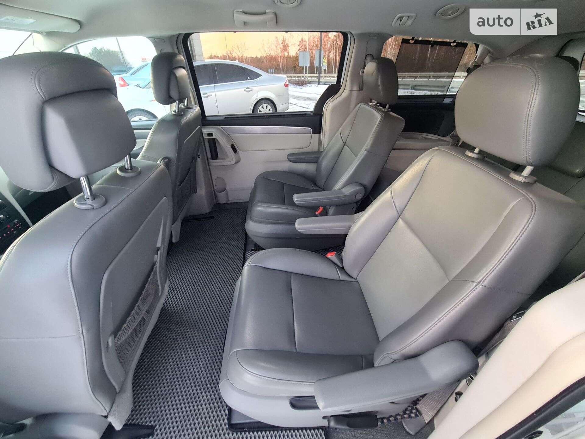 Volkswagen Routan 2013 VIN 2C4RVABG4DR725377 фото оголошення 4 з 7