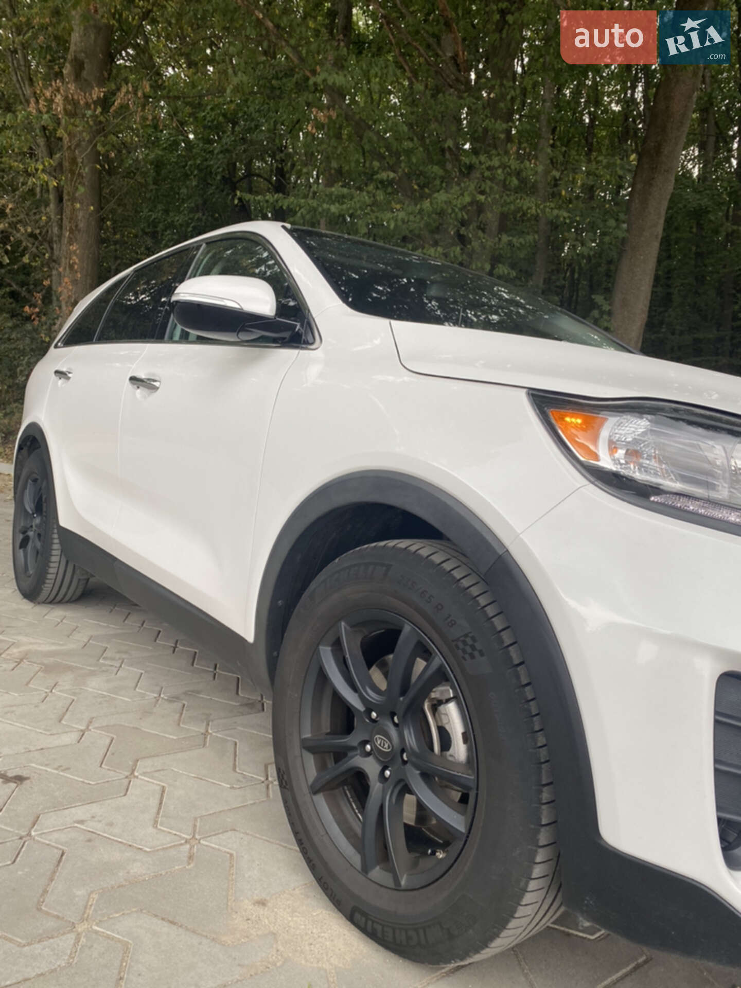 Kia Sorento 2018 VIN 5XYPG4A32KG521907 фото оголошення 4 з 16