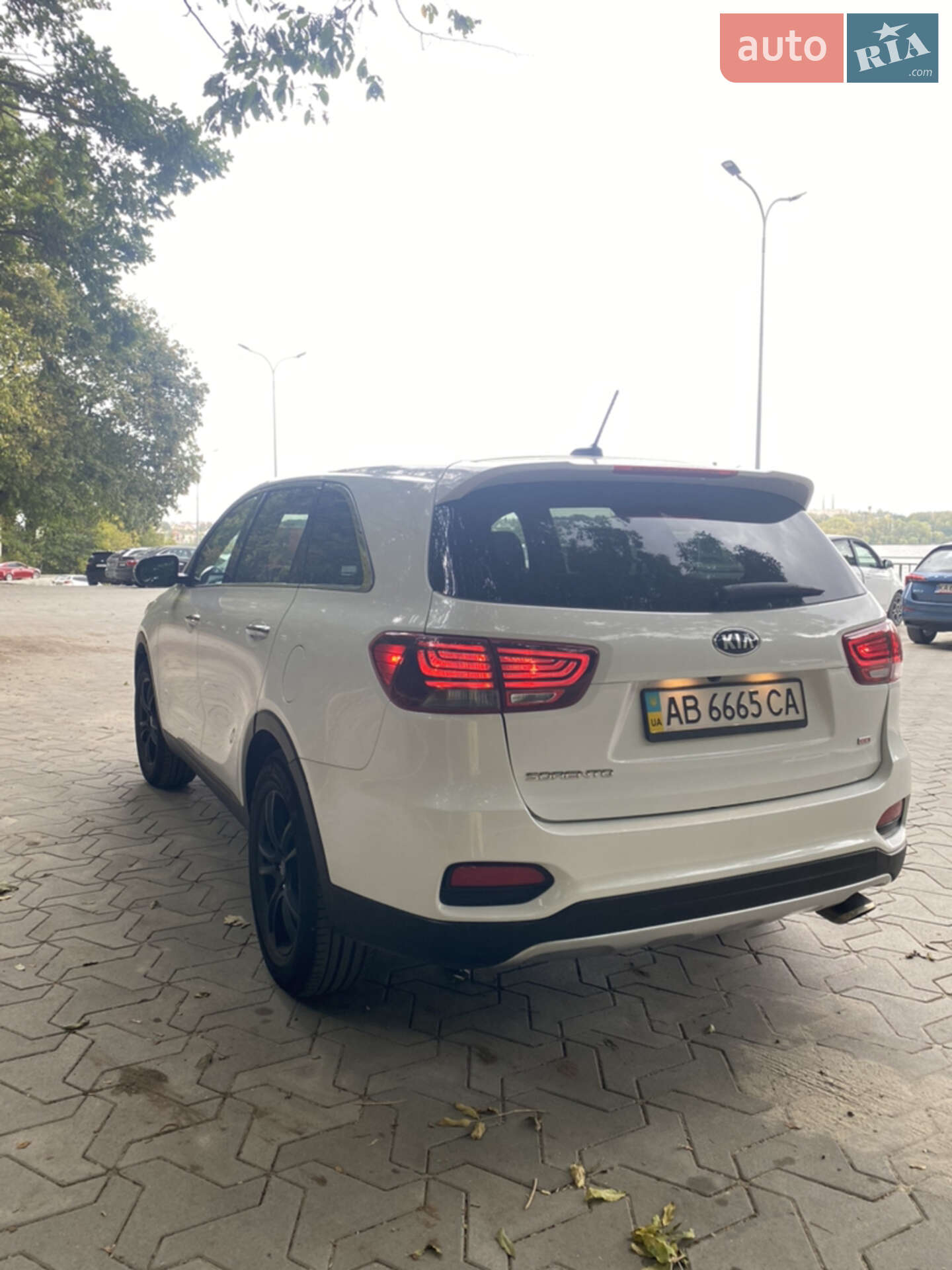 Kia Sorento 2018 VIN 5XYPG4A32KG521907 фото оголошення 12 з 16
