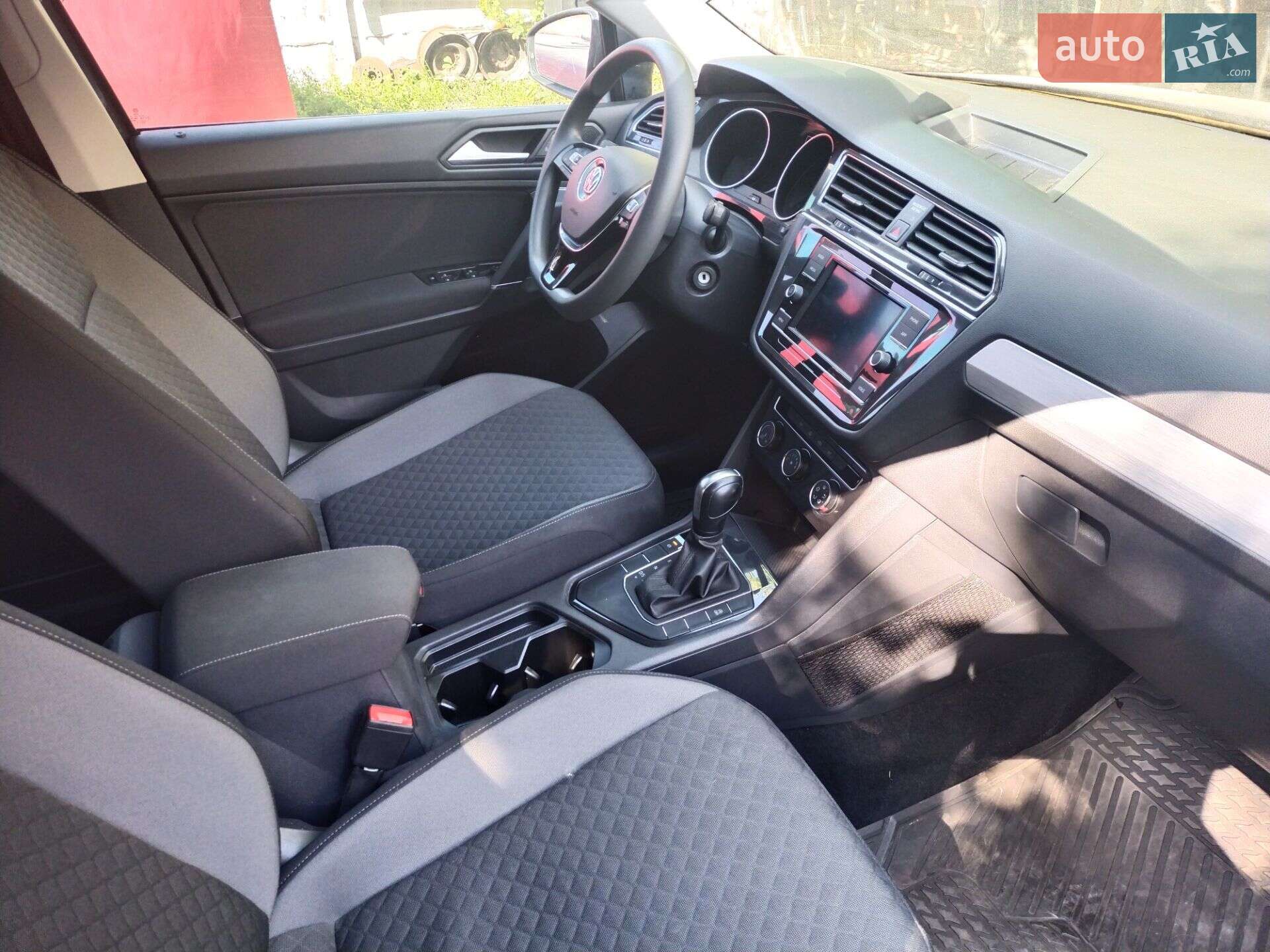 Volkswagen Tiguan 2019 VIN 3VV1B7AXXLM057537 фото оголошення 10 з 12