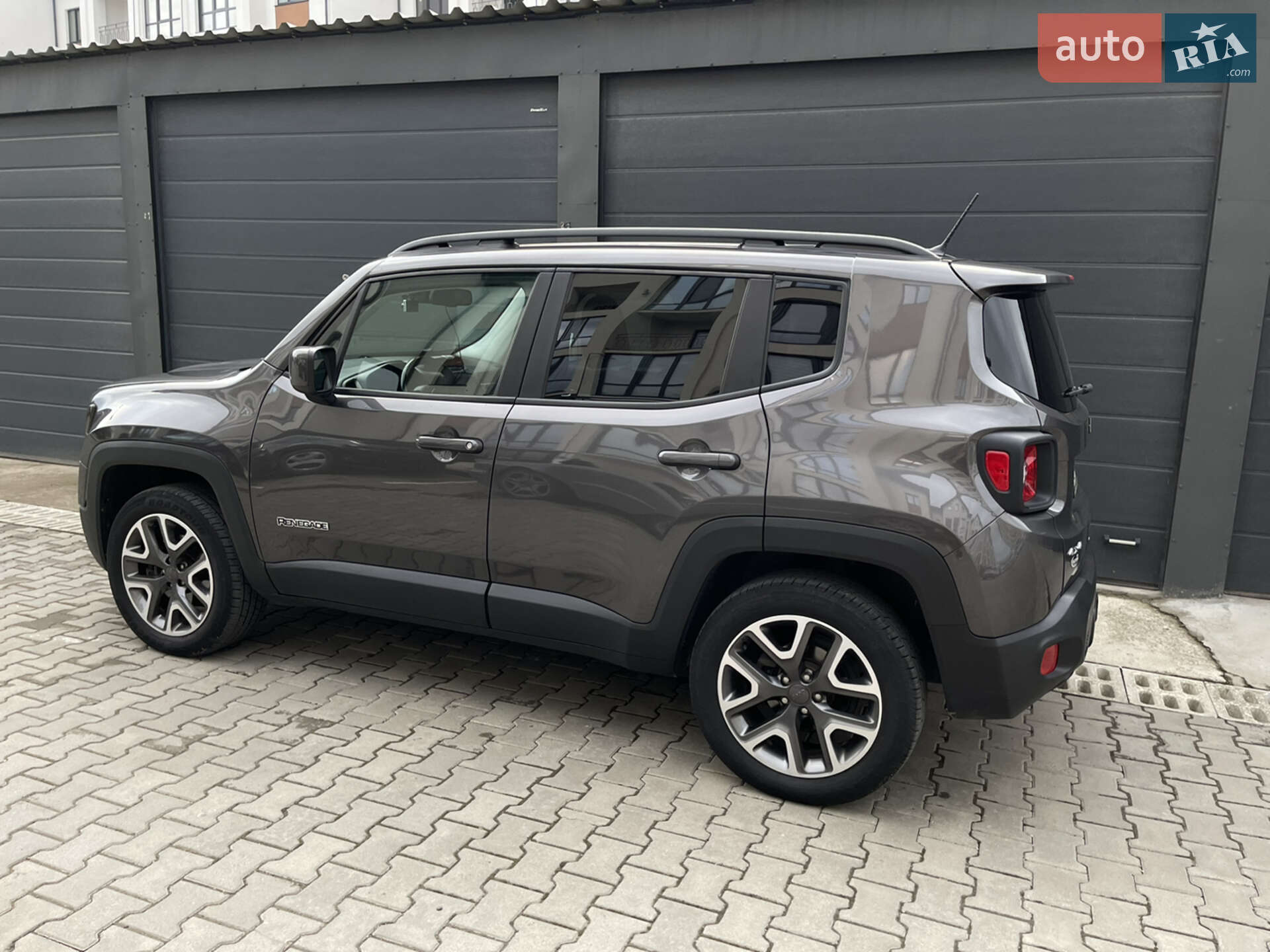 Jeep Renegade 2017 VIN ZACCJBBB0HPF19849 фото оголошення 3 з 37