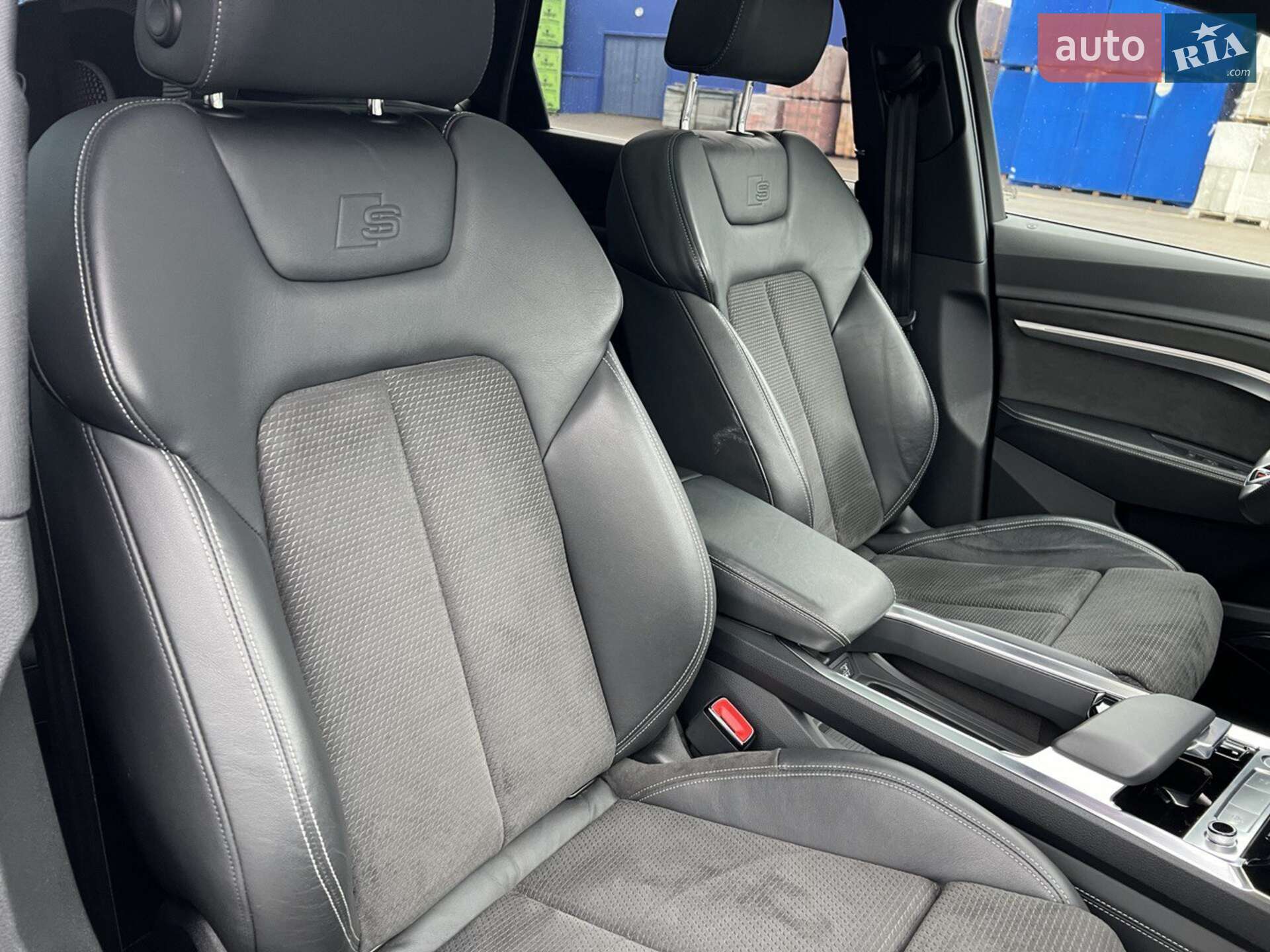 Audi e-tron 2019 VIN WAUZZZGE1LB013588 фото оголошення 4 з 21