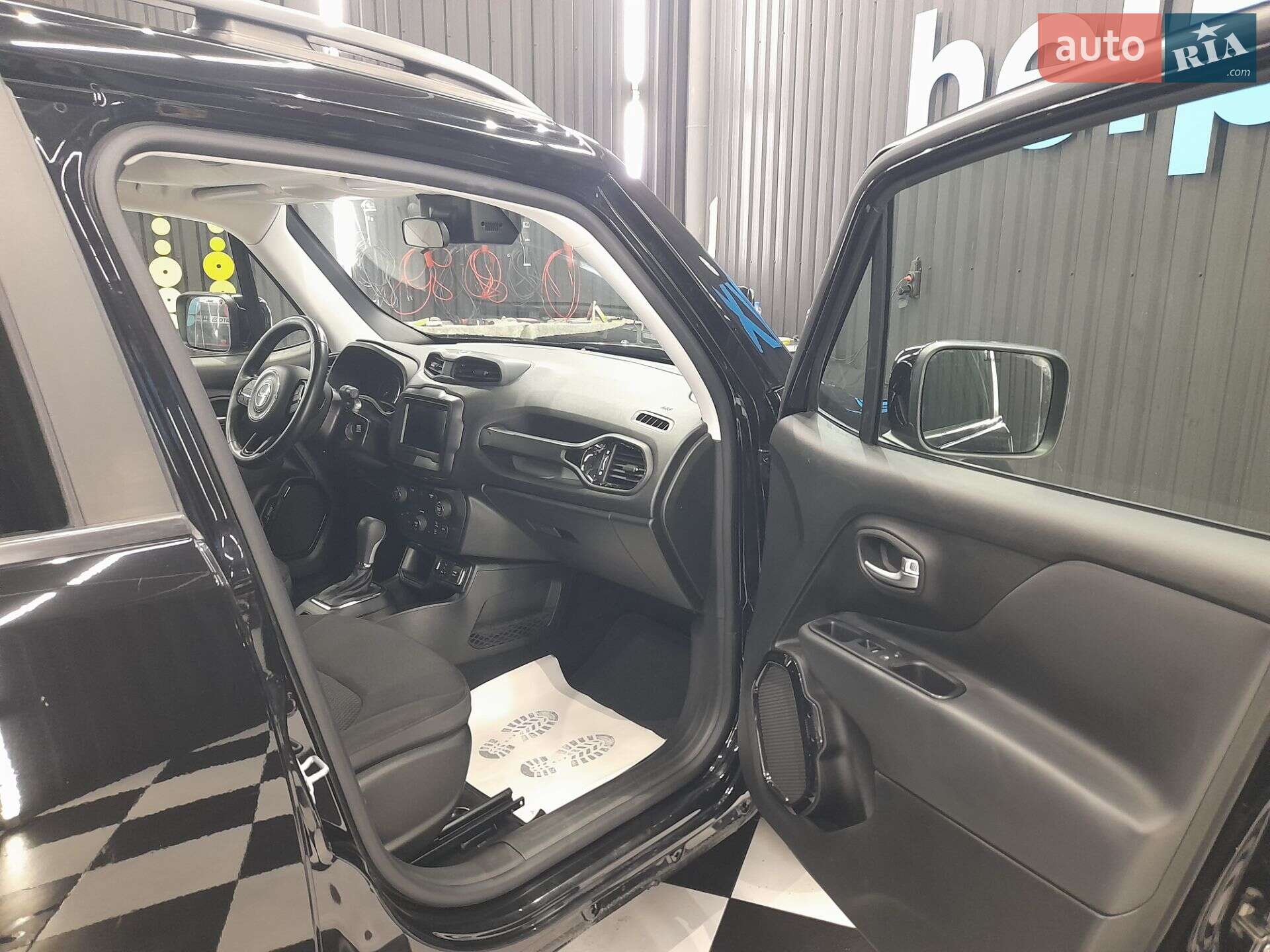 Jeep Renegade 2018 VIN ZACCJABB0JPH75571 фото оголошення 17 з 30