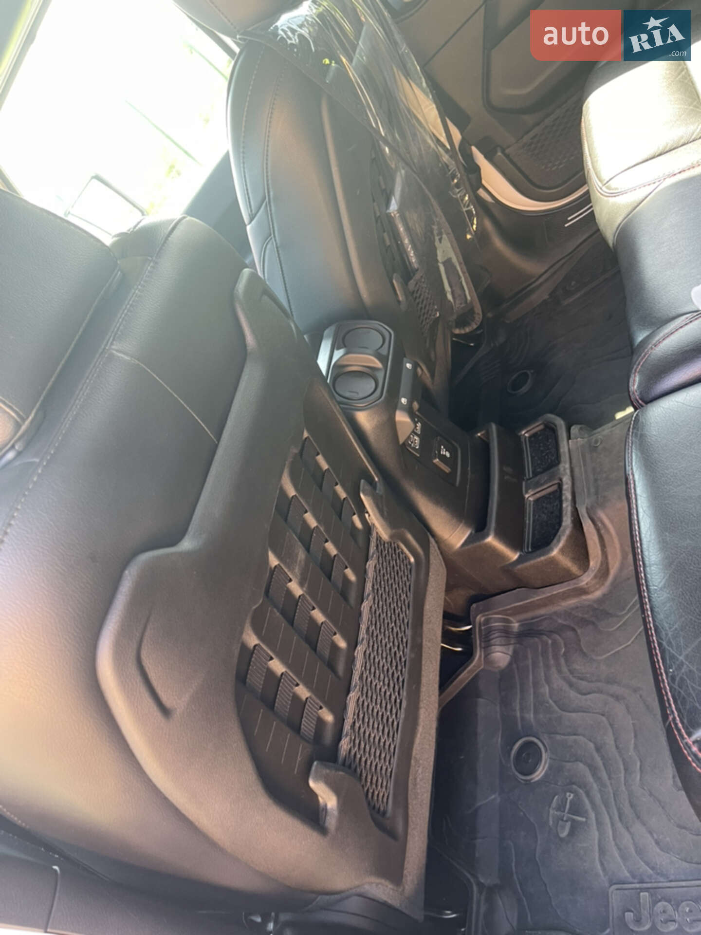 Jeep Wrangler 2018 VIN 1C4HJXFN8JW255490 фото оголошення 5 з 23