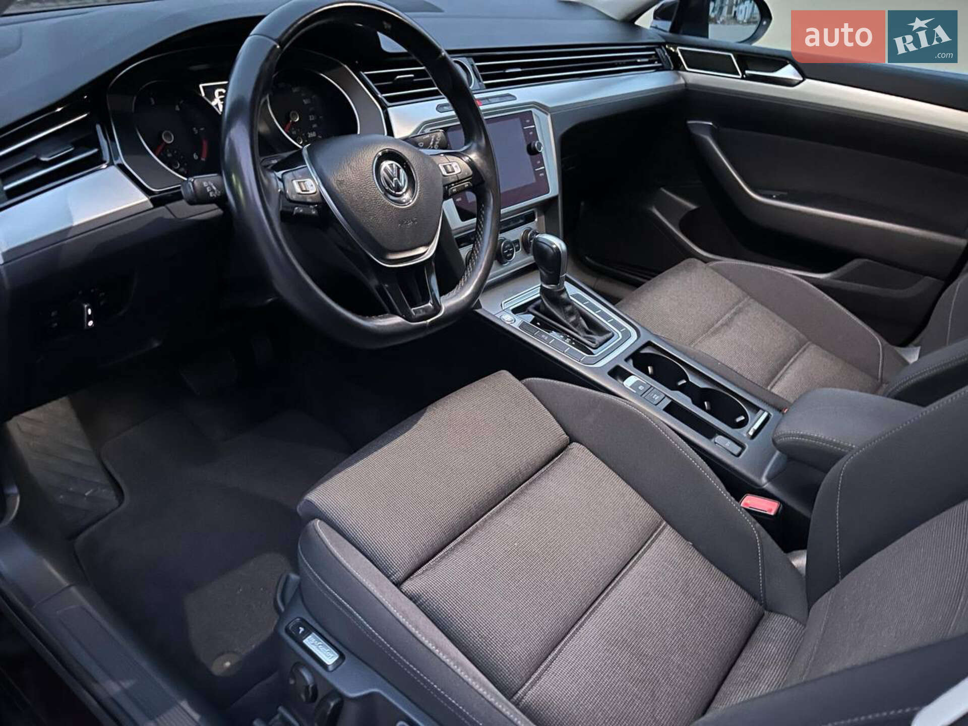 Volkswagen Passat 2018 VIN WVWZZZ3CZJE231406 фото оголошення 10 з 25