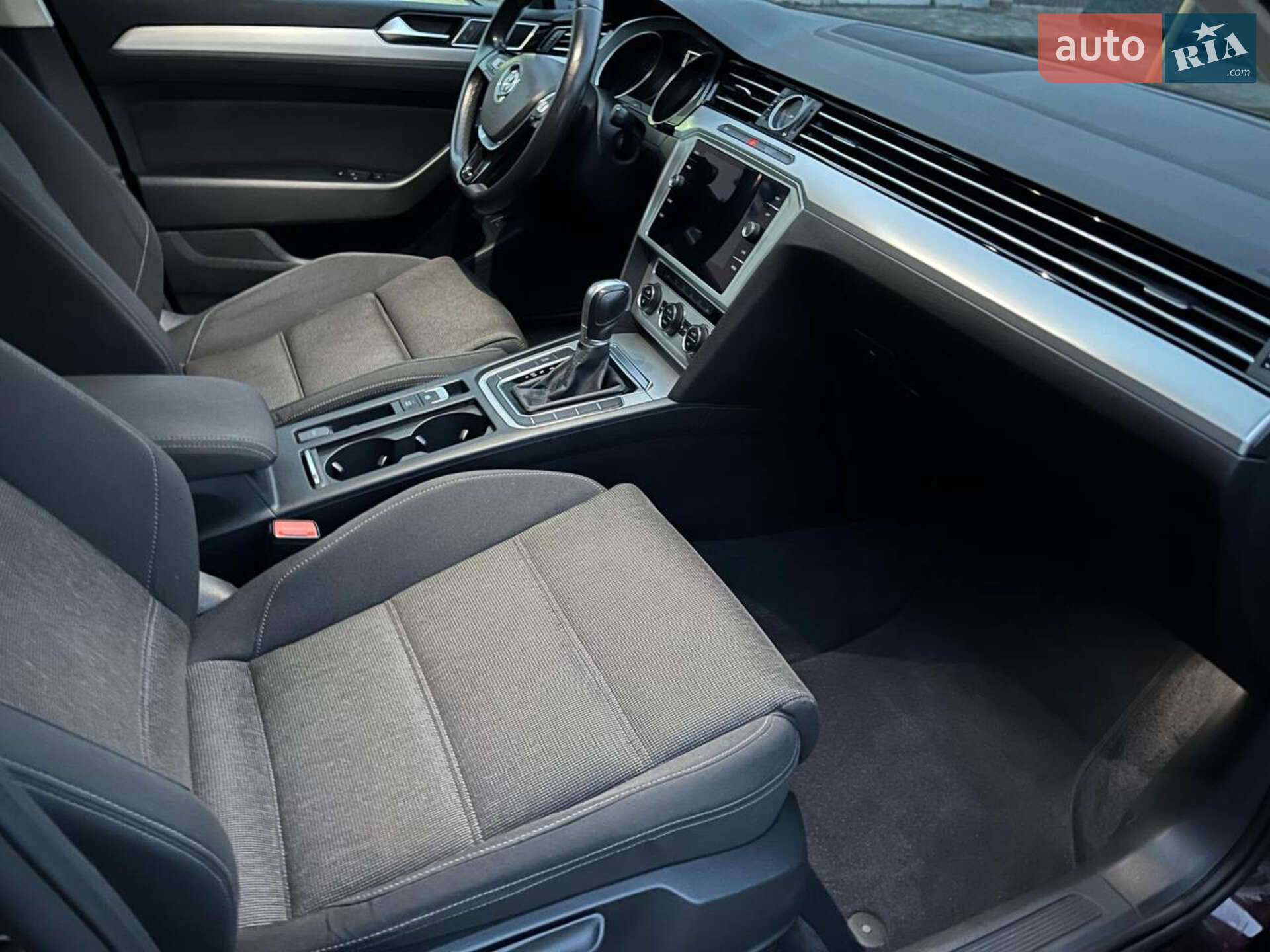 Volkswagen Passat 2018 VIN WVWZZZ3CZJE231406 фото оголошення 13 з 25