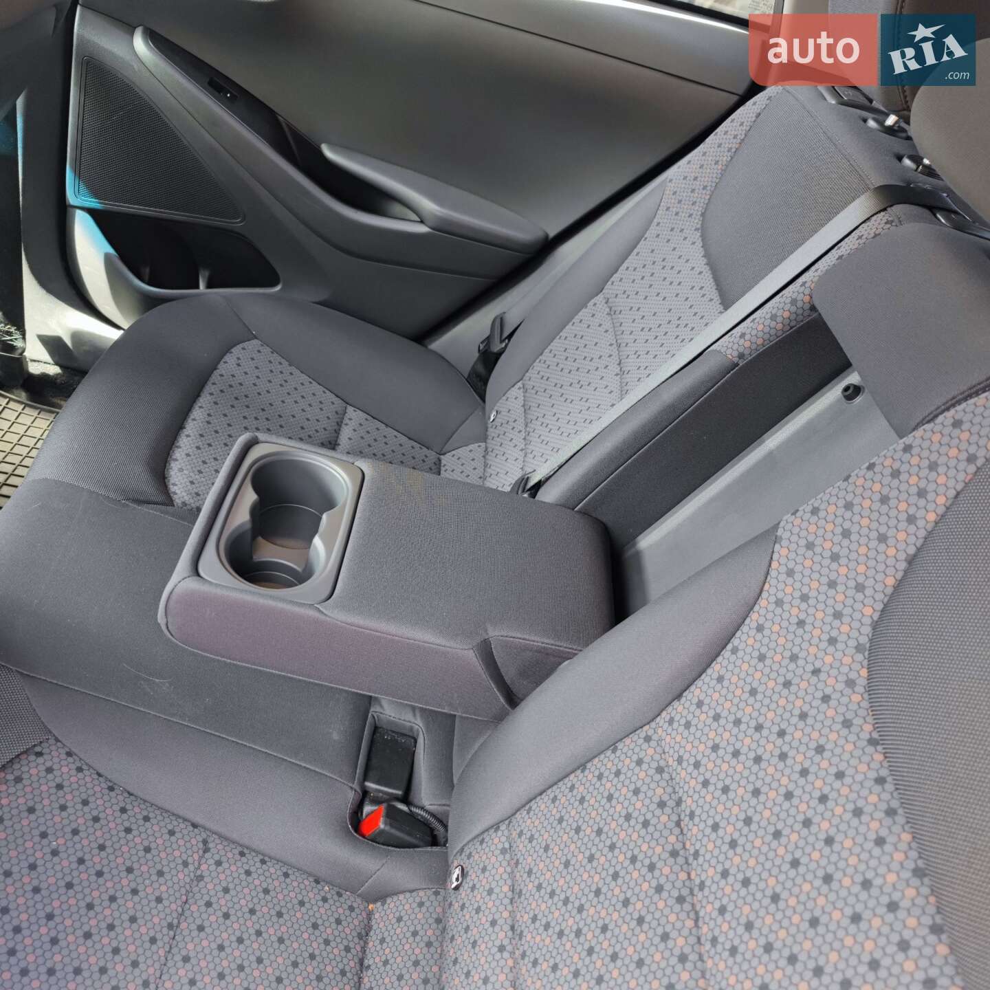 Hyundai Ioniq 2017 VIN KMHC851HFHU016246 фото оголошення 2 з 27