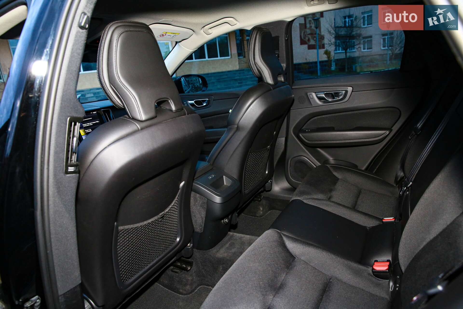 Volvo XC60 2019 VIN YV1UZA8VDK1370511 фото оголошення 9 з 20