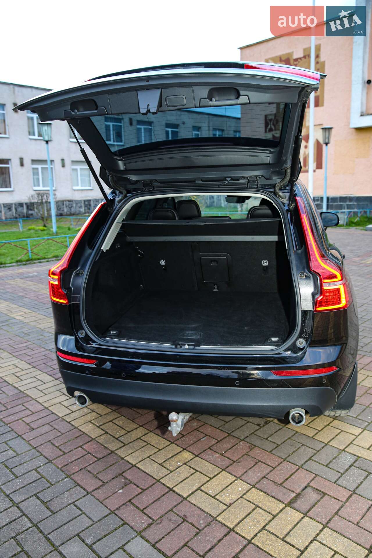 Volvo XC60 2019 VIN YV1UZA8VDK1370511 фото оголошення 10 з 20