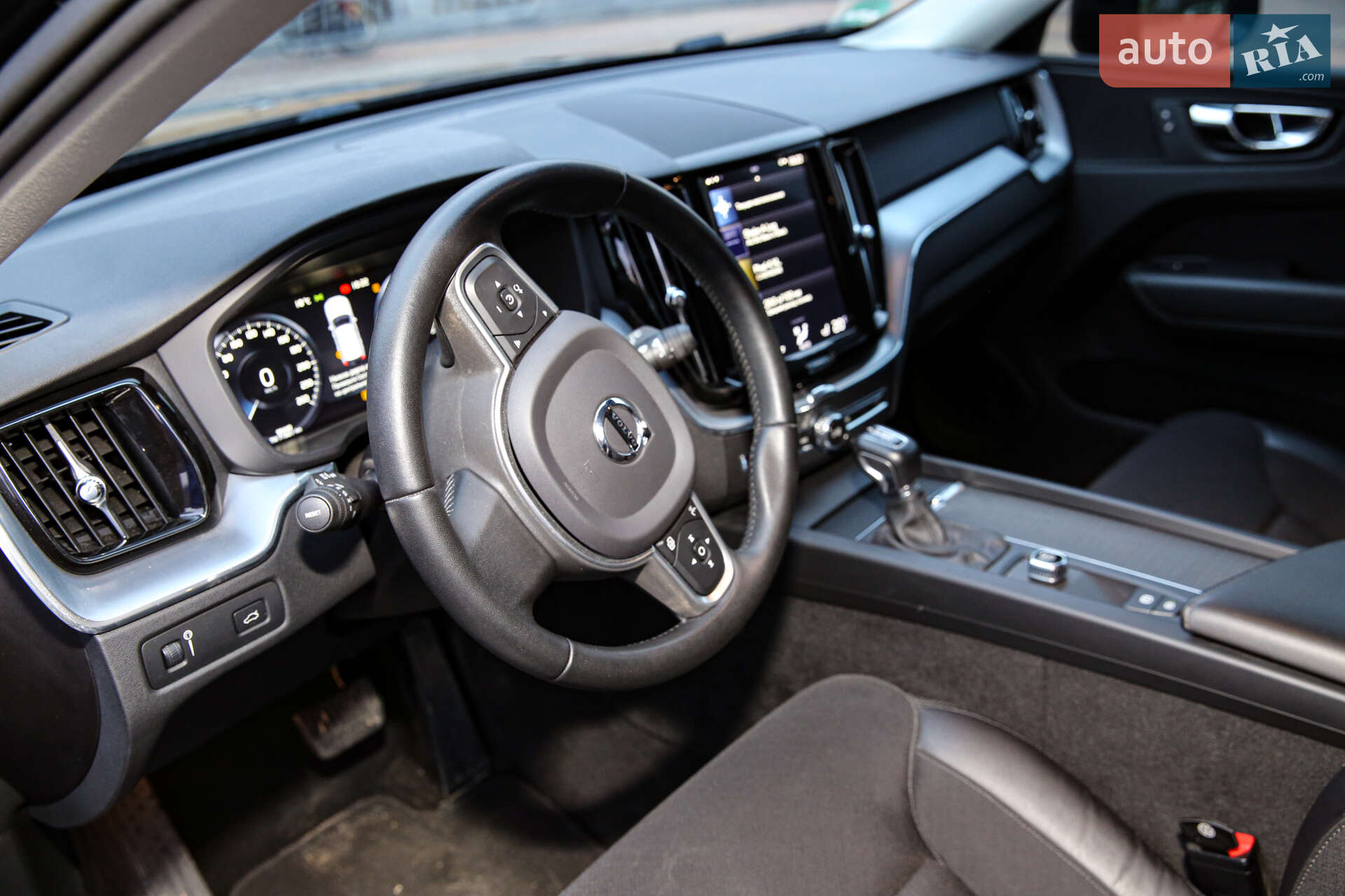 Volvo XC60 2019 VIN YV1UZA8VDK1370511 фото оголошення 14 з 20