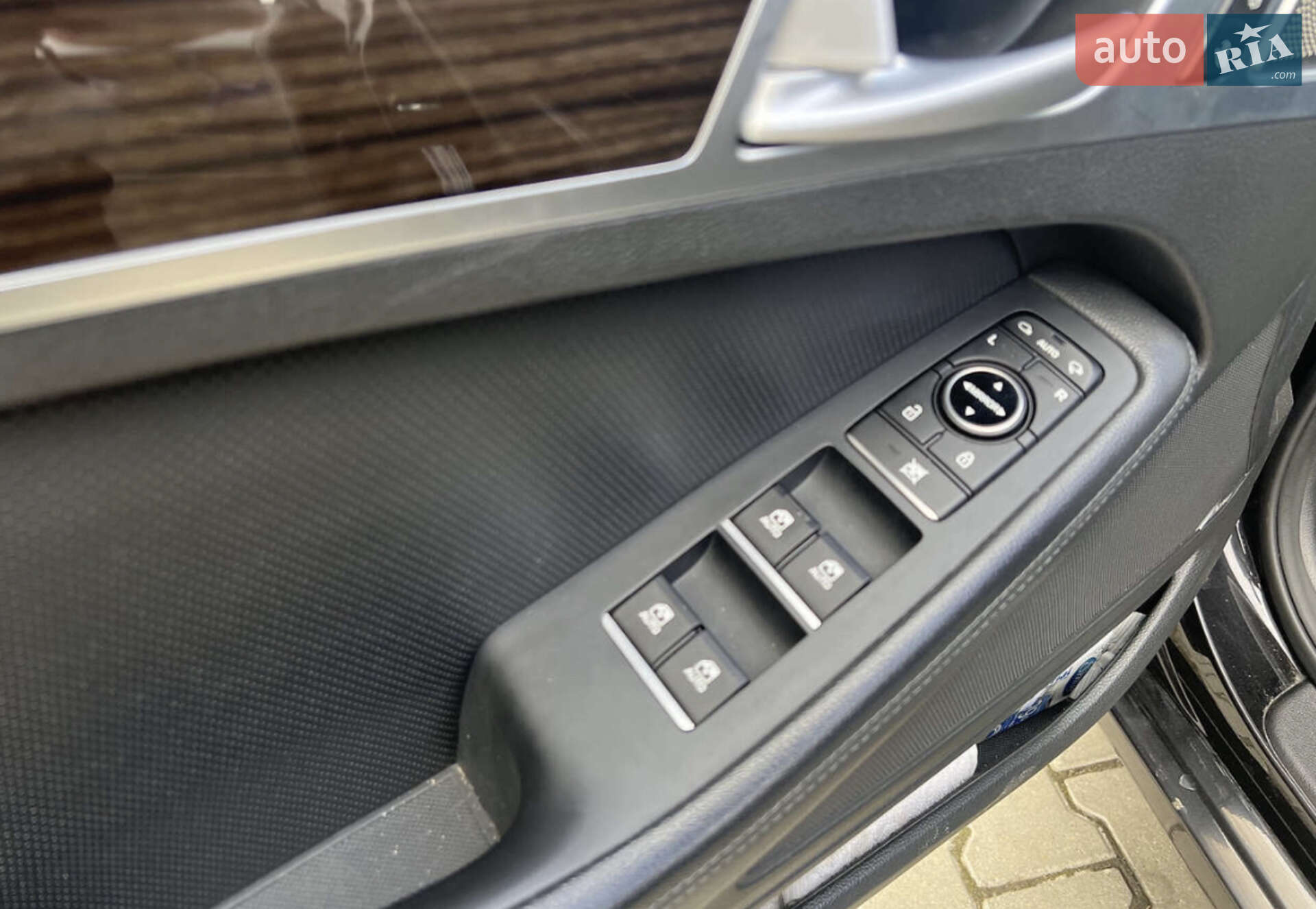Hyundai Genesis 2017 VIN KMHGN411DHU232690 фото оголошення 3 з 24