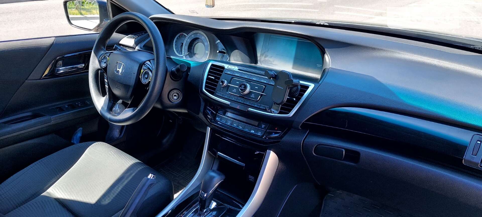 Honda Accord 2017 VIN 1HGCR2F30HA137026 фото оголошення 5 з 11