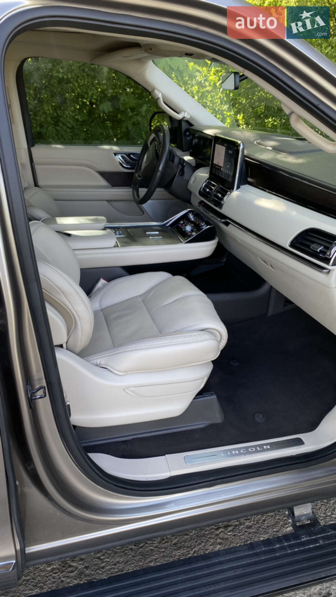 Lincoln Navigator 2019 VIN 5LMJJ3LT5KEL19577 фото оголошення 3 з 13