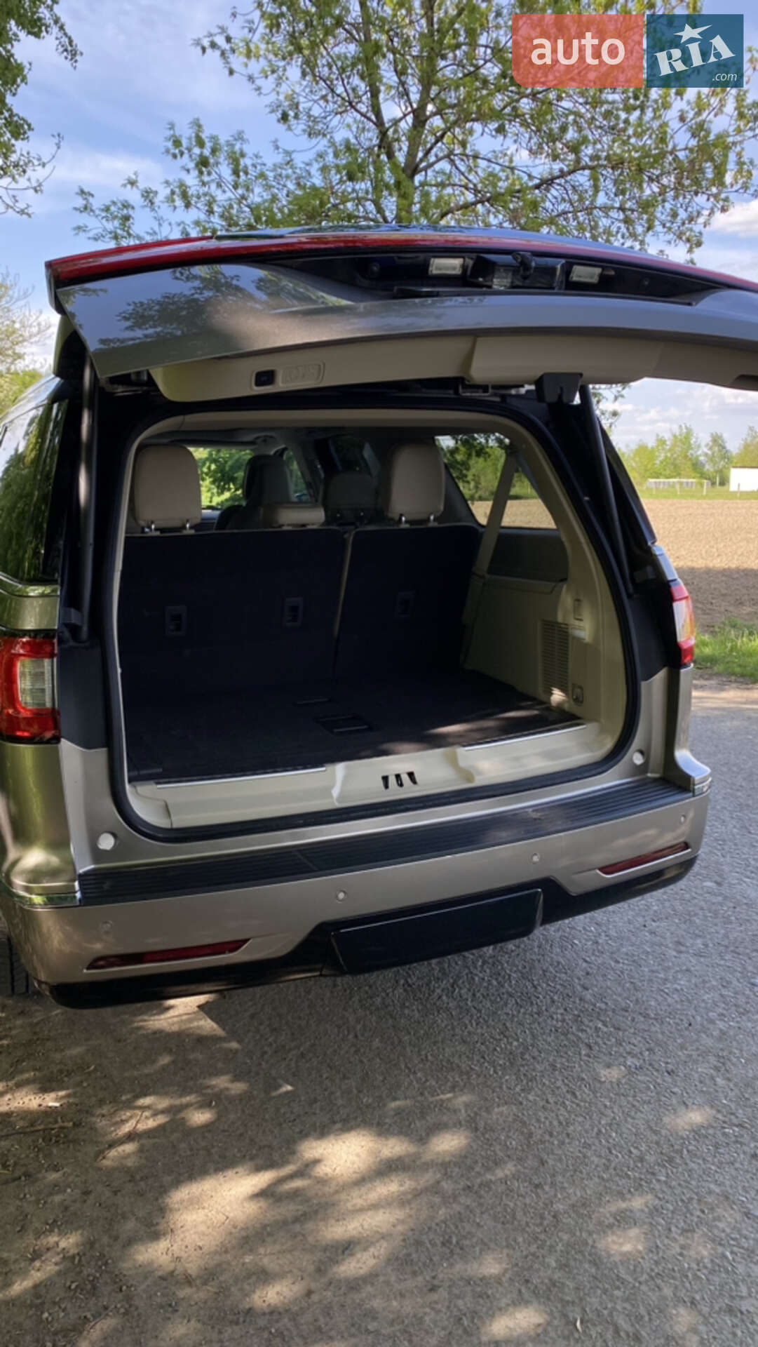 Lincoln Navigator 2019 VIN 5LMJJ3LT5KEL19577 фото оголошення 2 з 13