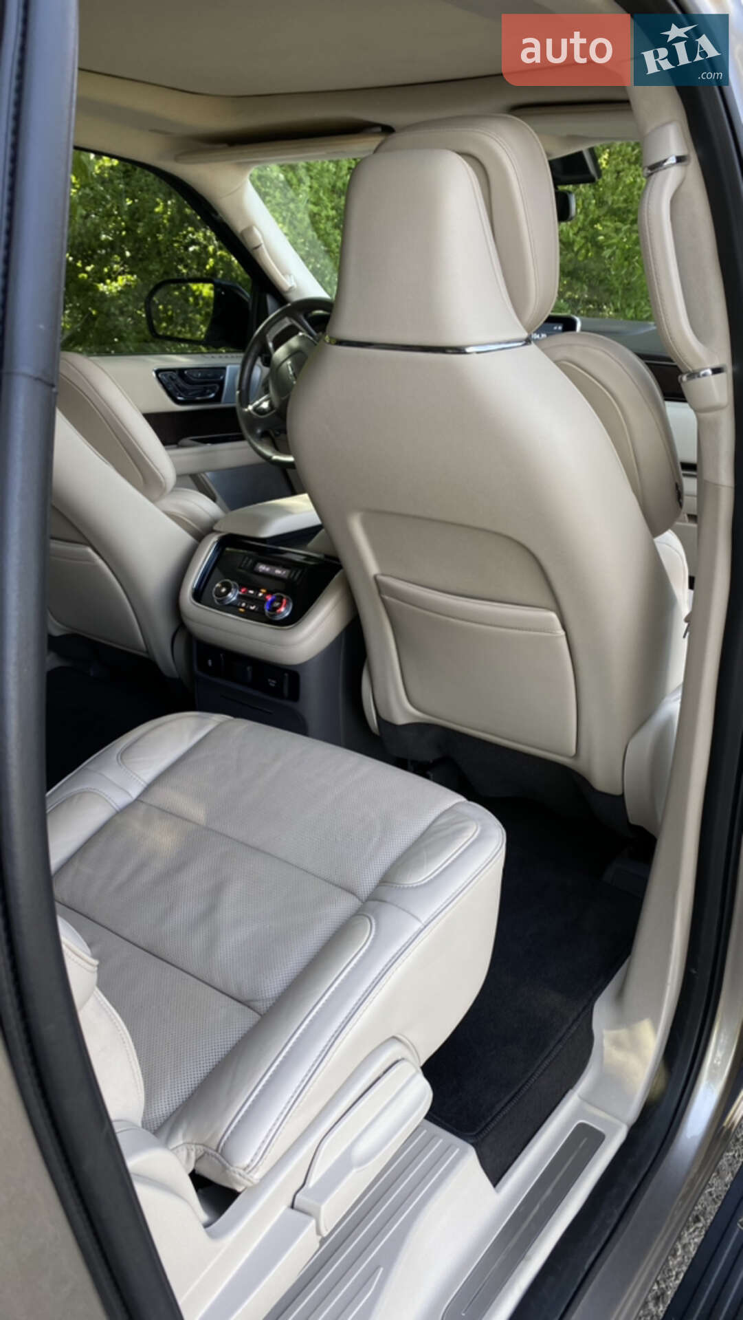 Lincoln Navigator 2019 VIN 5LMJJ3LT5KEL19577 фото оголошення 6 з 13