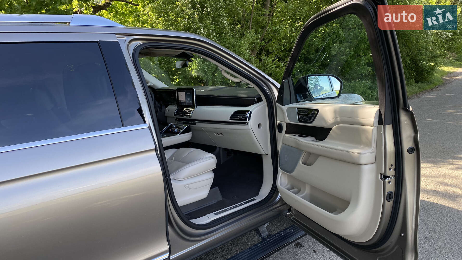 Lincoln Navigator 2019 VIN 5LMJJ3LT5KEL19577 фото оголошення 4 з 13