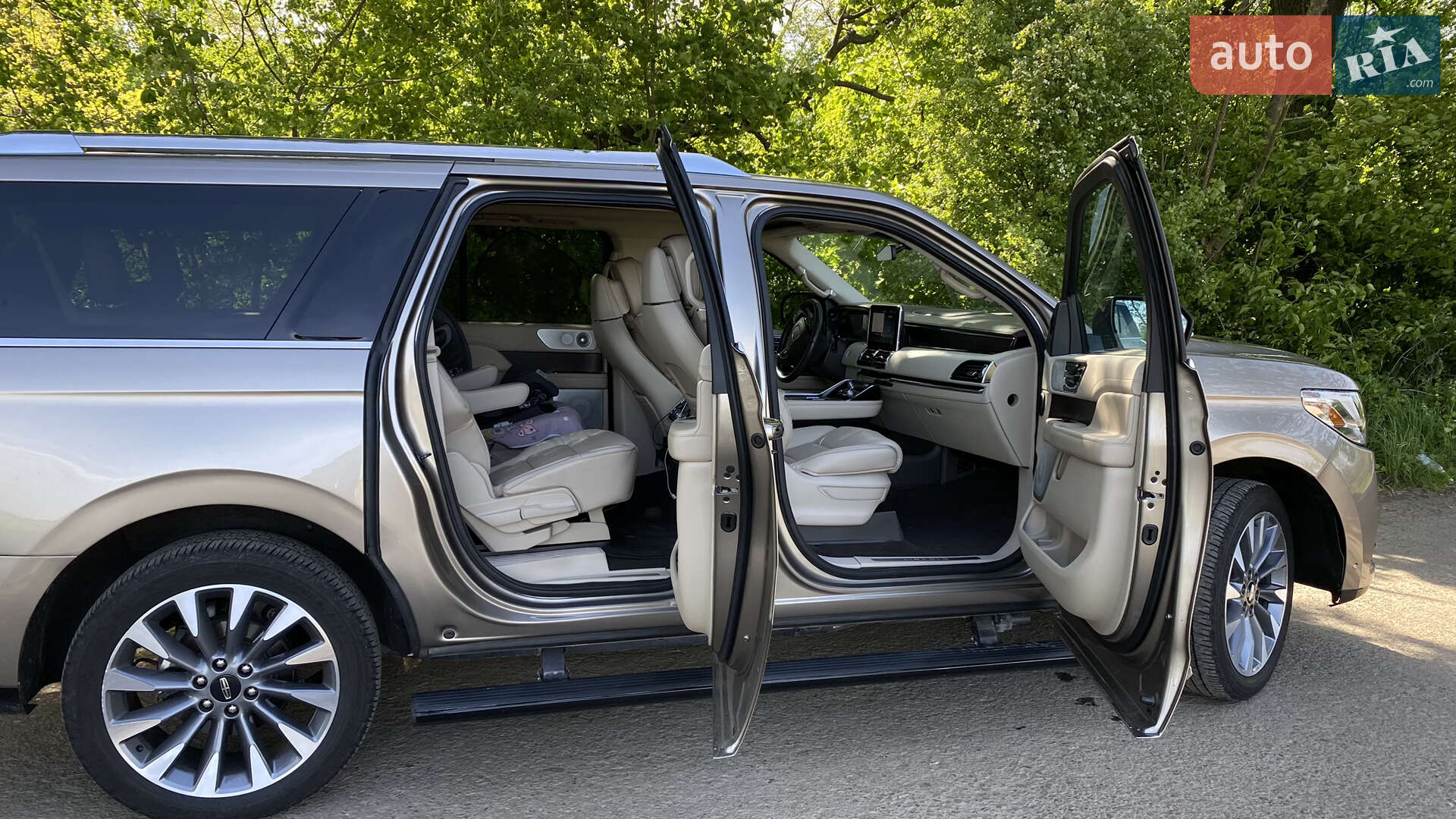 Lincoln Navigator 2019 VIN 5LMJJ3LT5KEL19577 фото оголошення 5 з 13