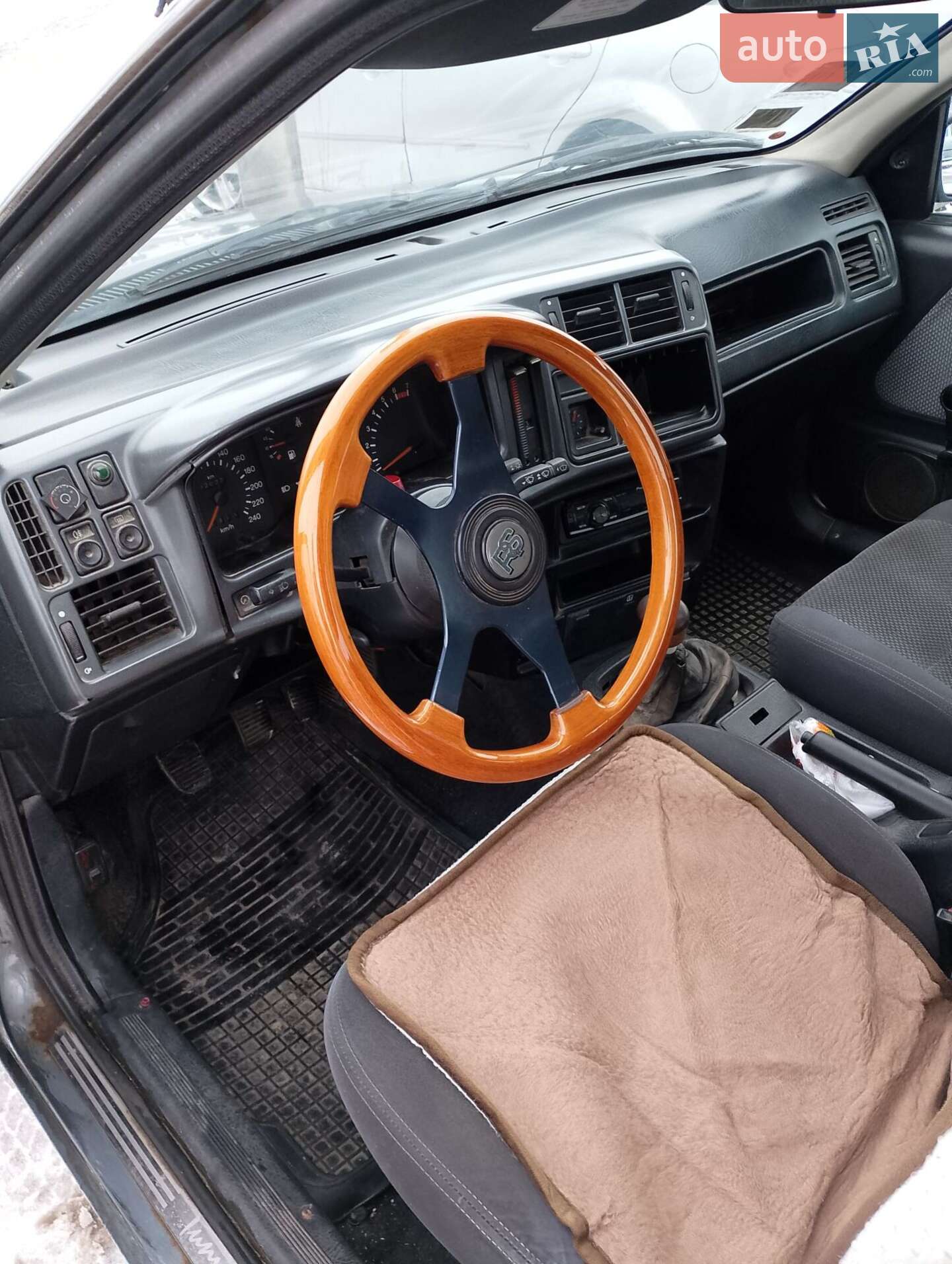 Ford Sierra 1992 VIN WF0FXXGBBFNC63499 фото оголошення 2 з 6