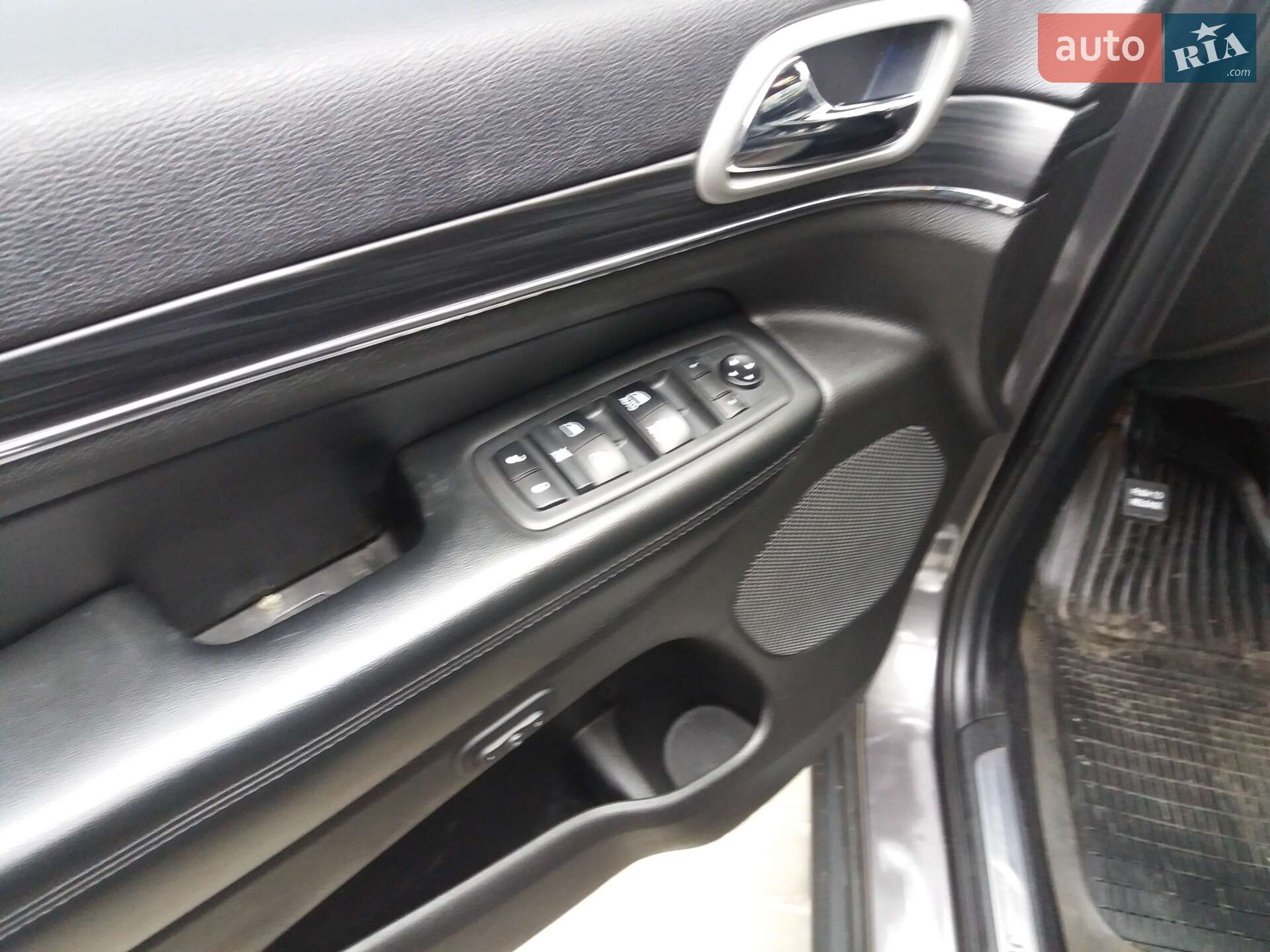 Jeep Grand Cherokee 2019 VIN 1C4RJFBGXKC804065 фото оголошення 18 з 23