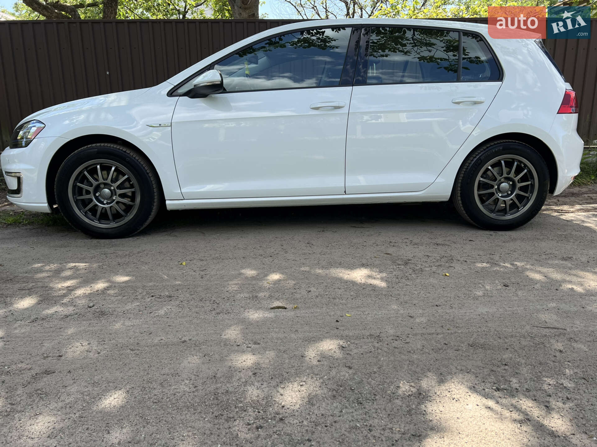 Volkswagen e-Golf 2015 VIN WVWPP7AU6GW901904 фото оголошення 2 з 20