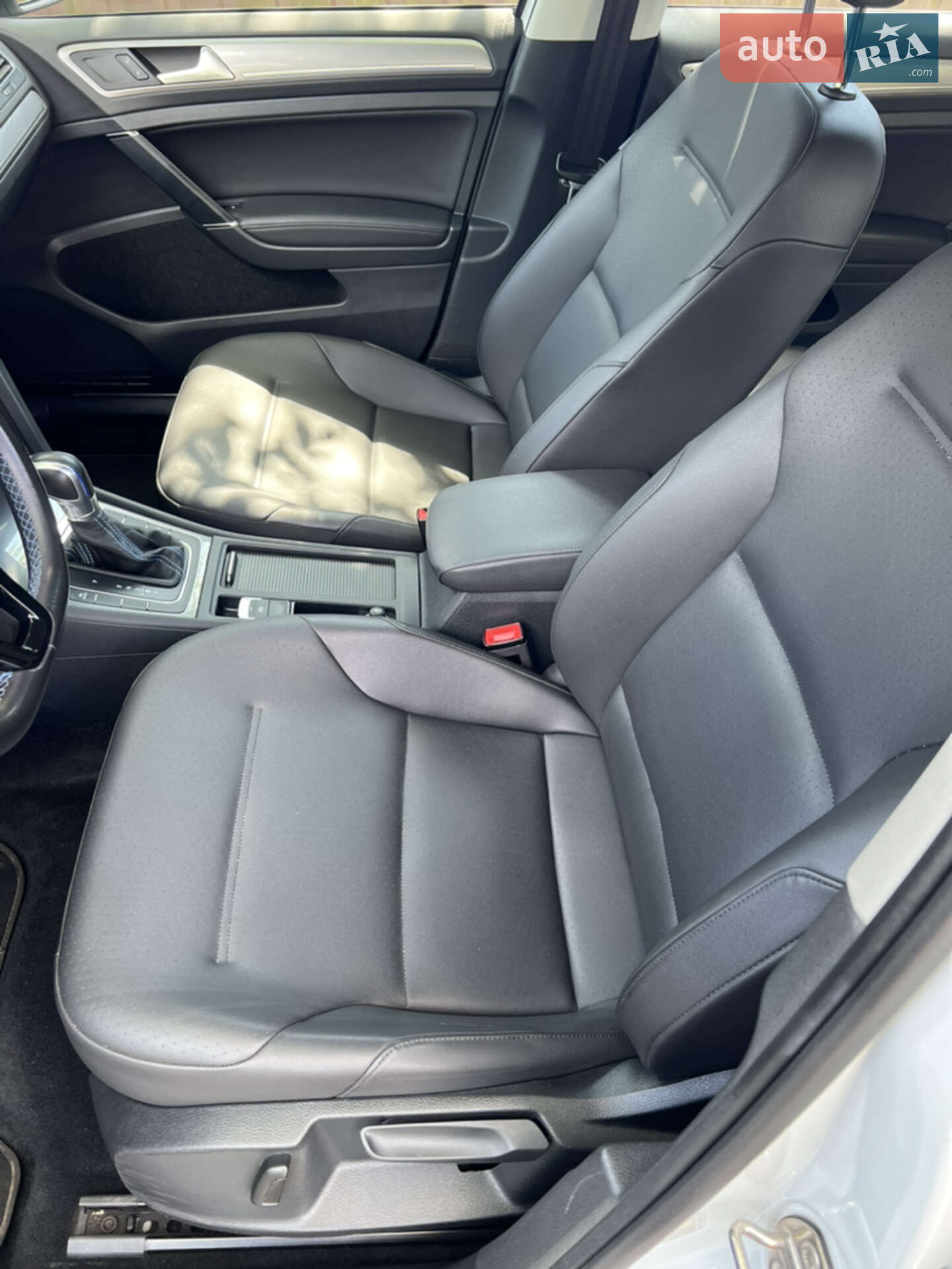 Volkswagen e-Golf 2015 VIN WVWPP7AU6GW901904 фото оголошення 9 з 20