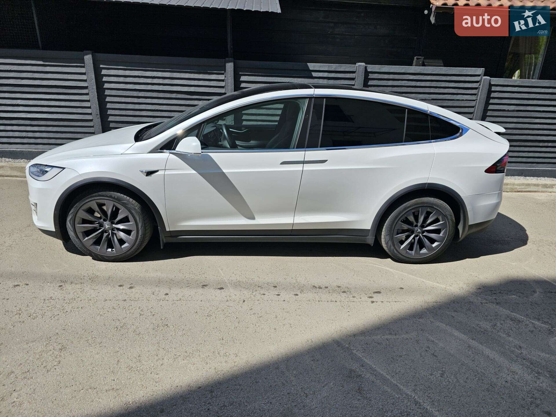 Tesla Model X 2018 VIN 5YJXCCE23JF093441 фото оголошення 15 з 20