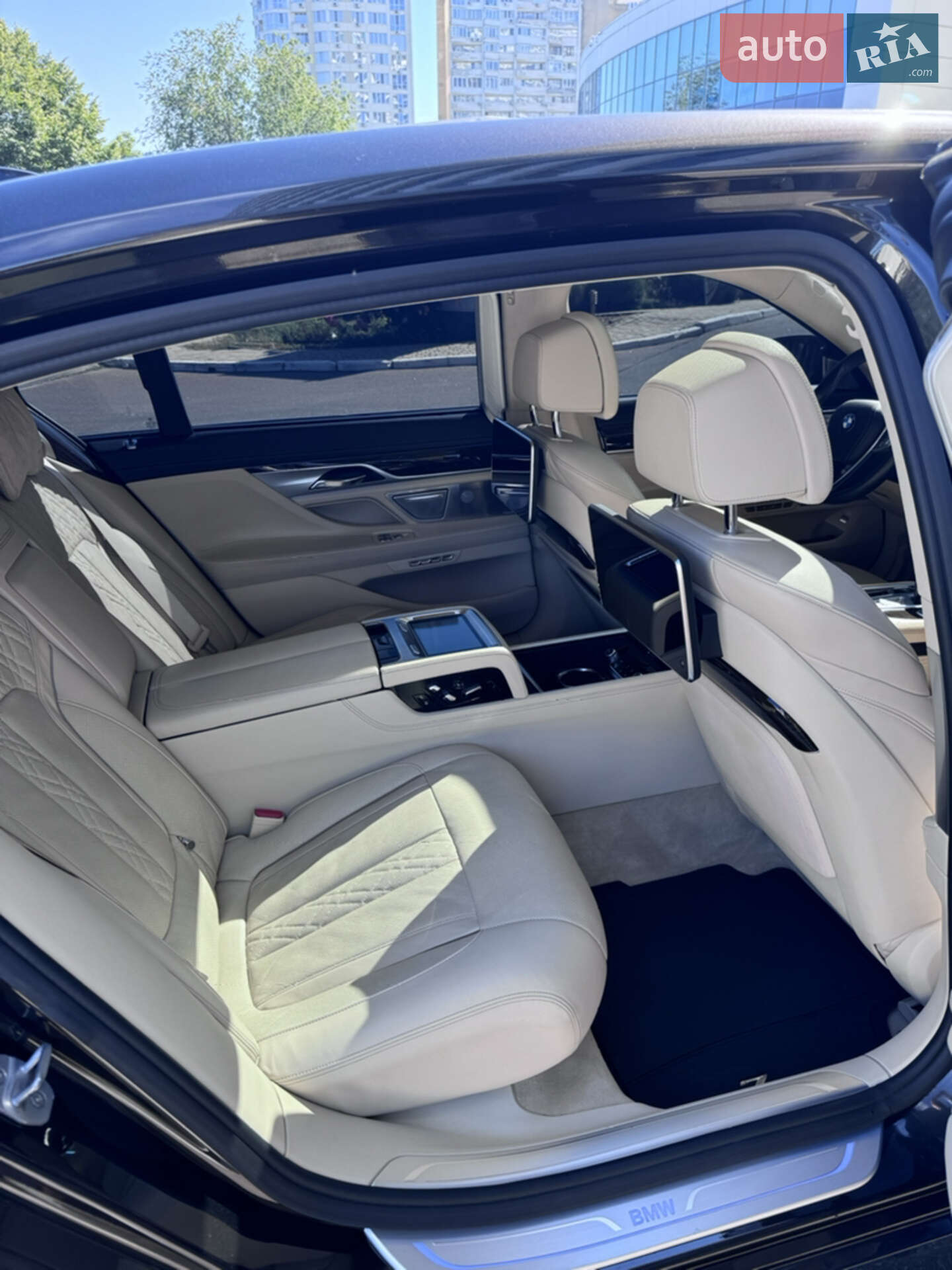 BMW 7 Series 2015 VIN WBA7F2C53GG416932 фото оголошення 6 з 45