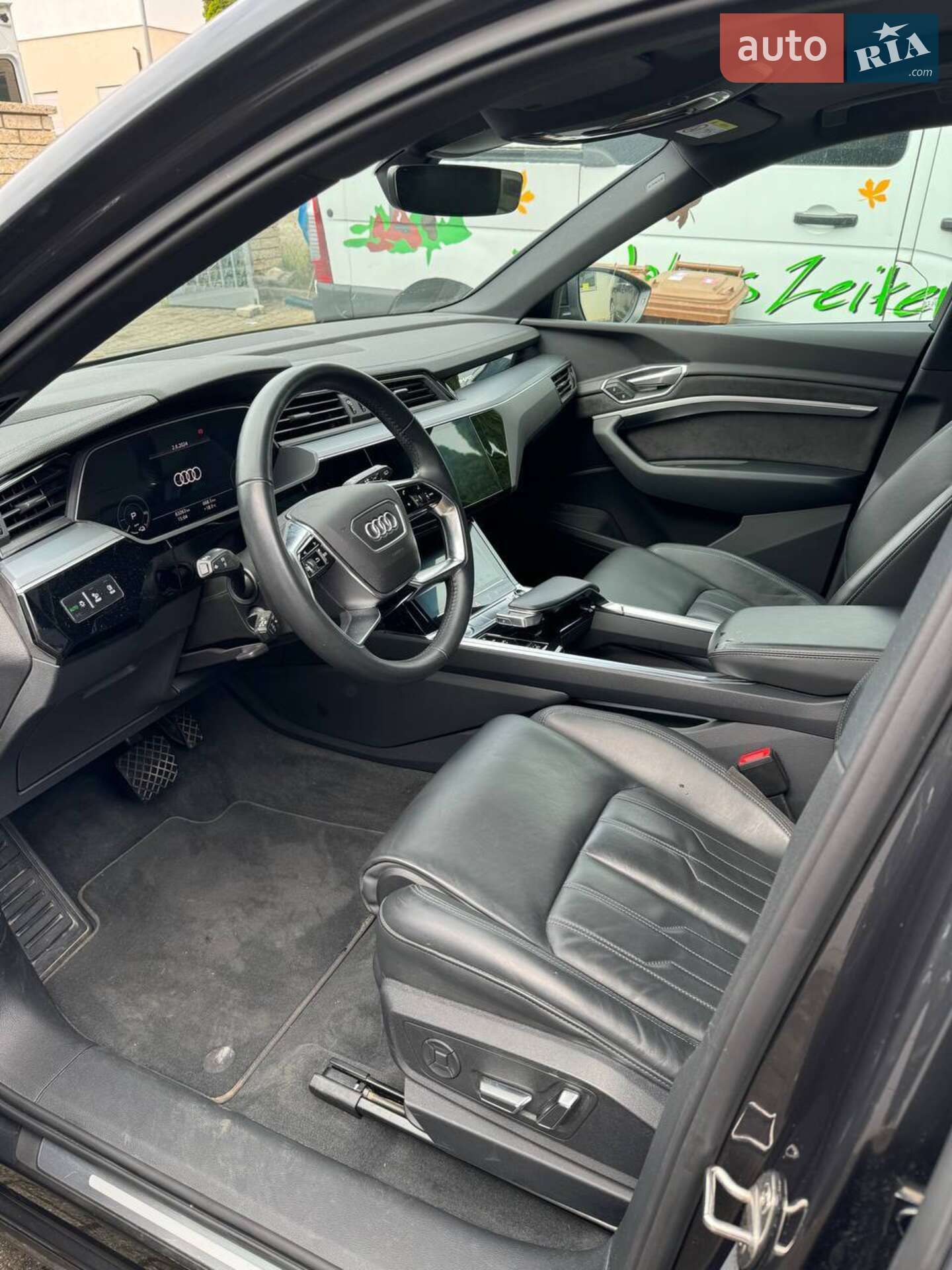 Audi e-tron 2019 VIN WAUZZZGE3LB017593 фото оголошення 13 з 27