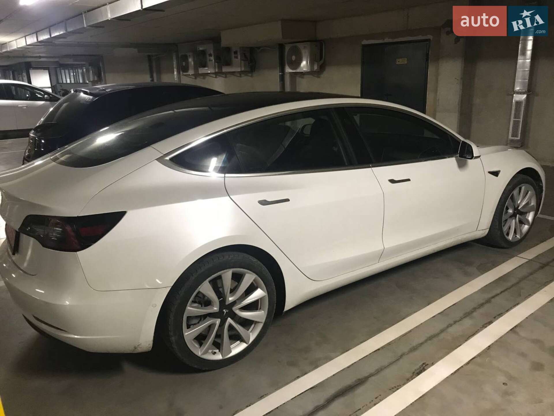 Tesla Model 3 2019 VIN 5YJ3E1EAXKF472541 фото оголошення 3 з 5