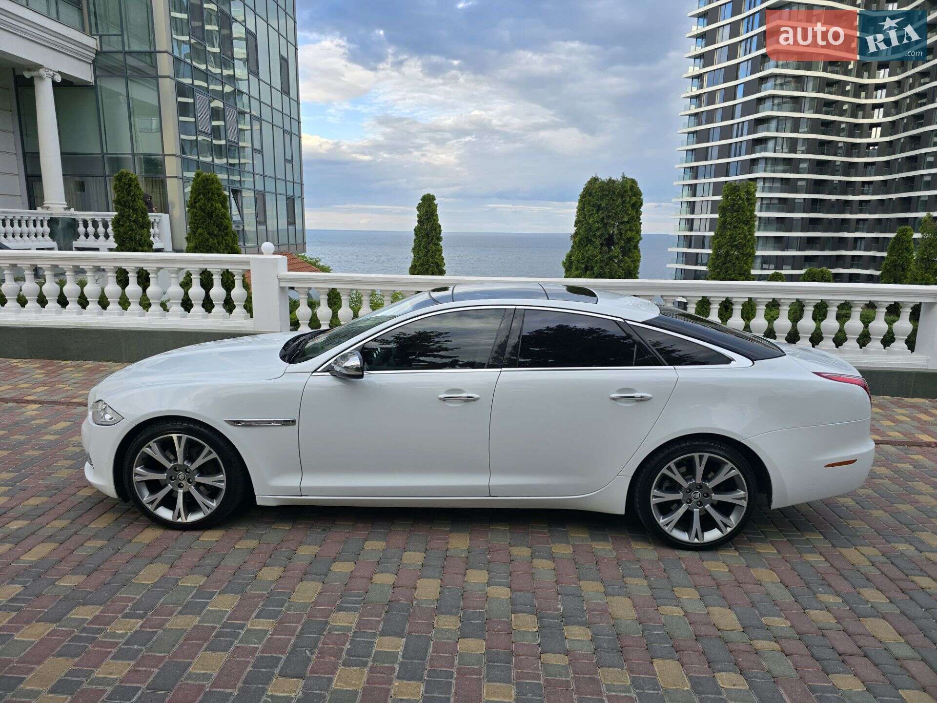 Jaguar XJ 2011 VIN SAJAA16P4CLV23098 фото оголошення 3 з 36