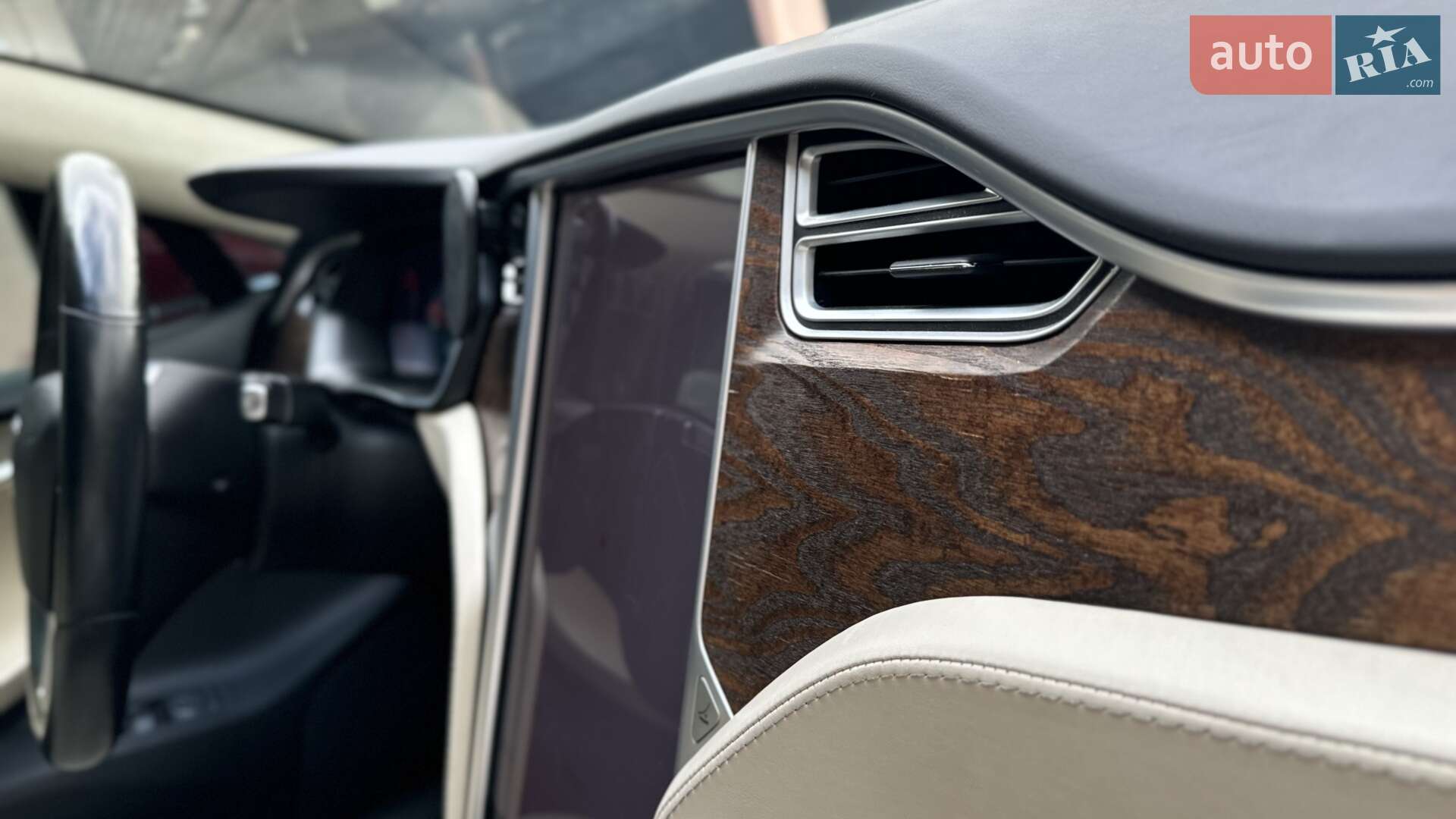 Tesla Model S 2018 VIN 5YJSA1E27JF244608 фото оголошення 17 з 22