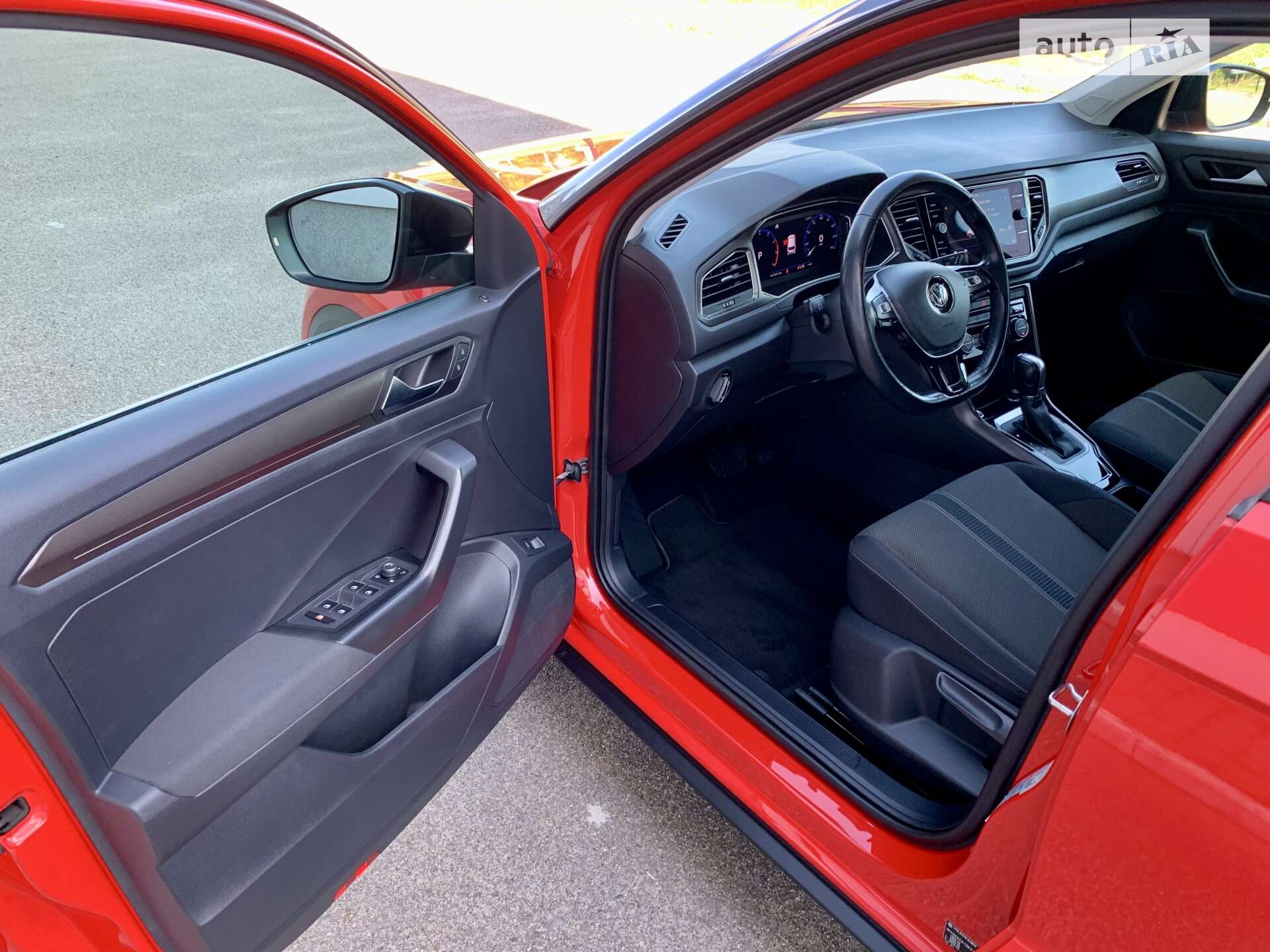Volkswagen T-Roc 2019 VIN WVGZZZA1ZKV174398 фото оголошення 32 з 56