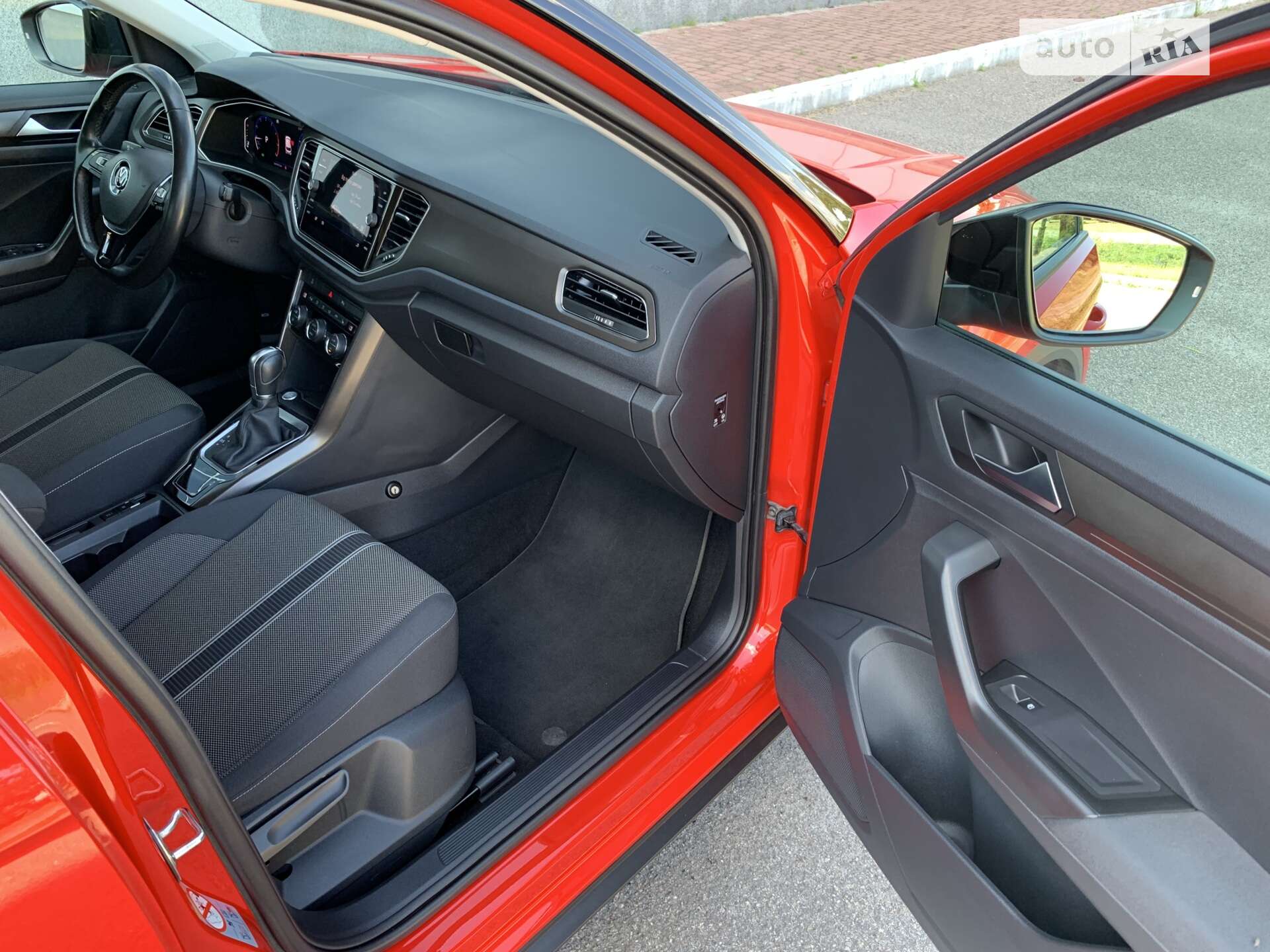 Volkswagen T-Roc 2019 VIN WVGZZZA1ZKV174398 фото оголошення 36 з 56