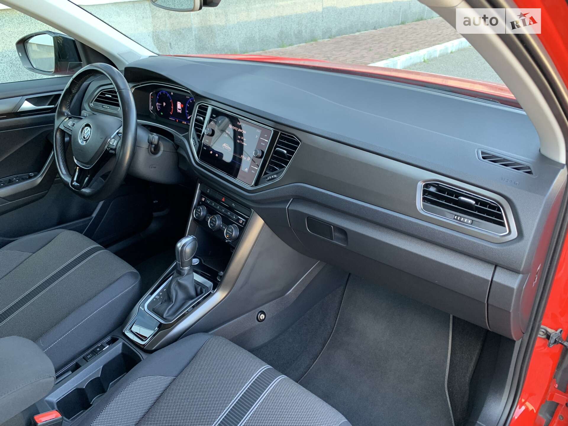 Volkswagen T-Roc 2019 VIN WVGZZZA1ZKV174398 фото оголошення 37 з 56