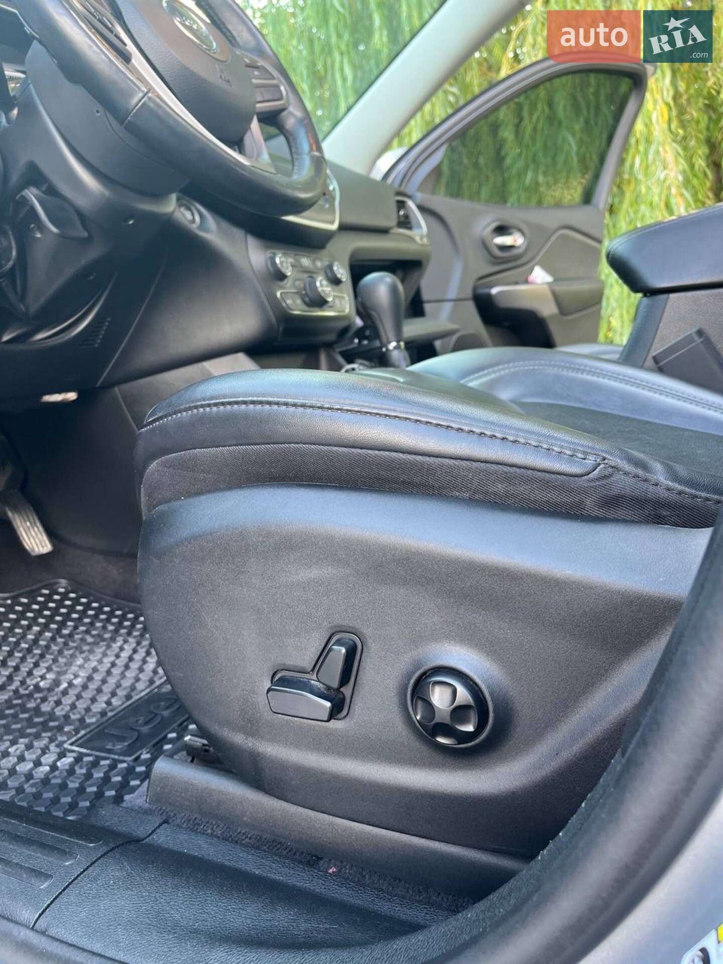 Jeep Cherokee 2019 VIN 1C4PJMLB0KD104290 фото оголошення 14 з 25