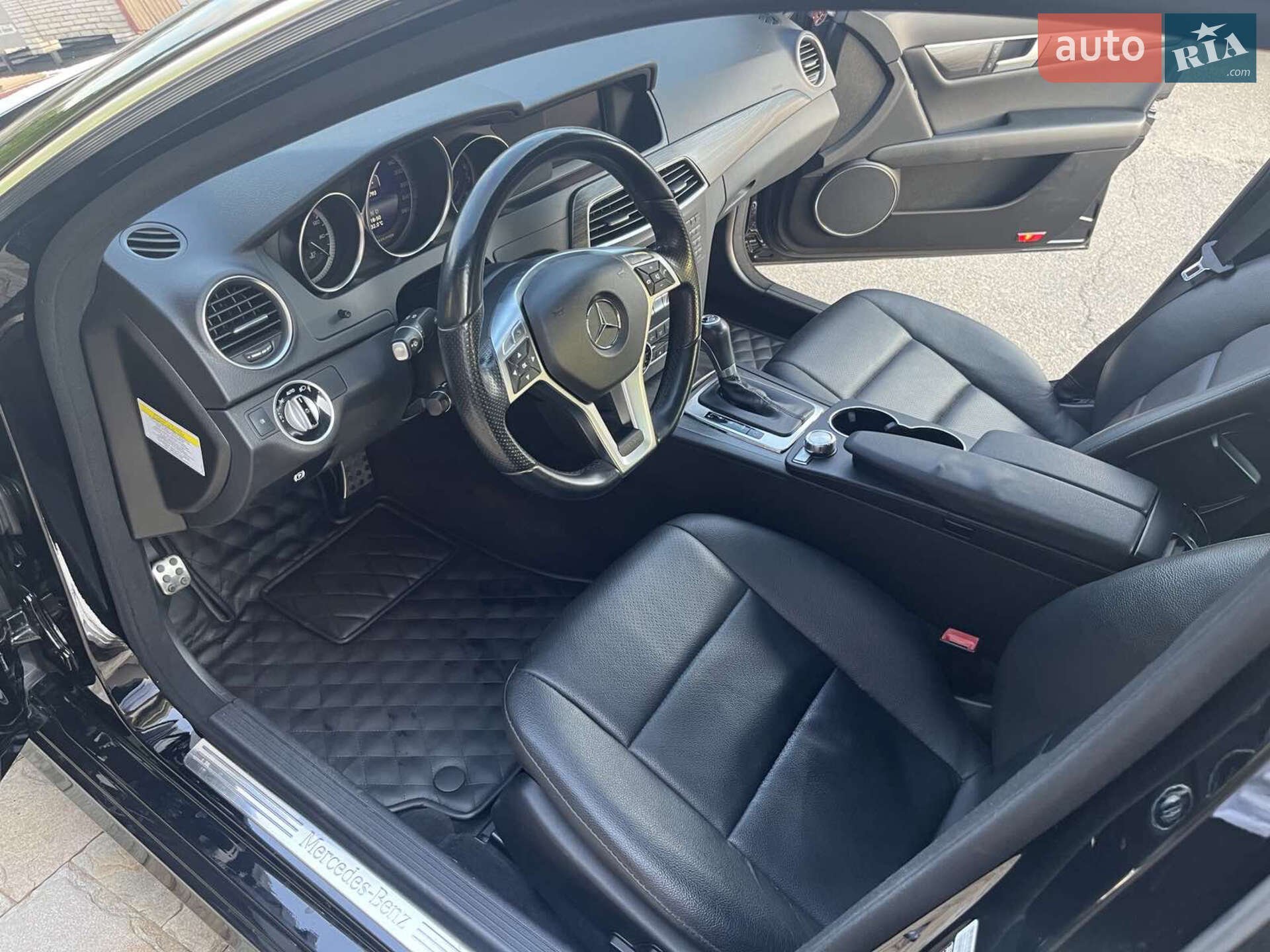 Mercedes-Benz C-Class 2014 VIN WDDGF4HB7EA939227 фото оголошення 6 з 17